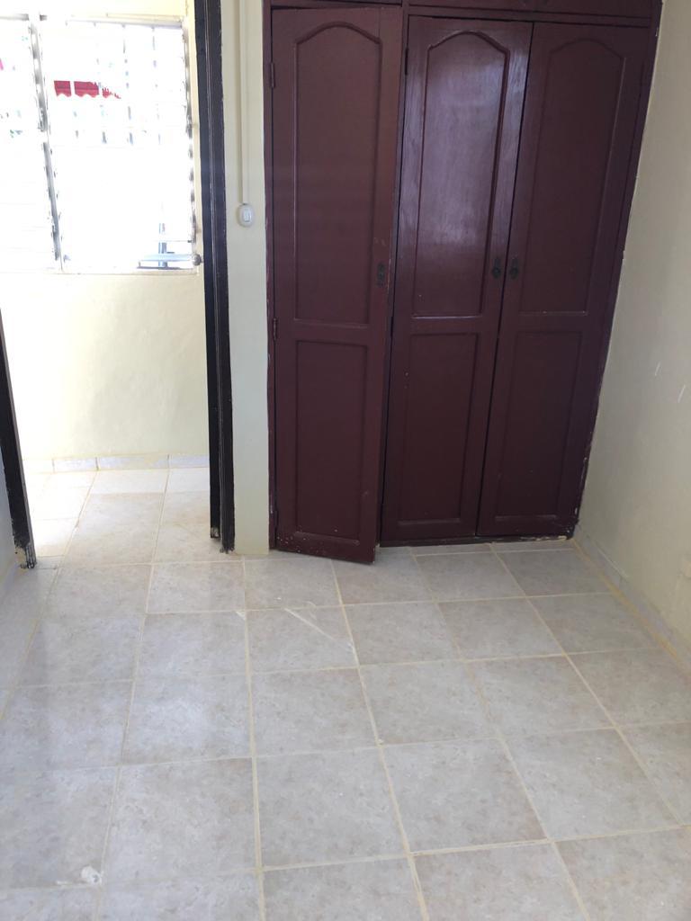 apartamentos - Se alquila apto. de una habitacion en segundo piso 1