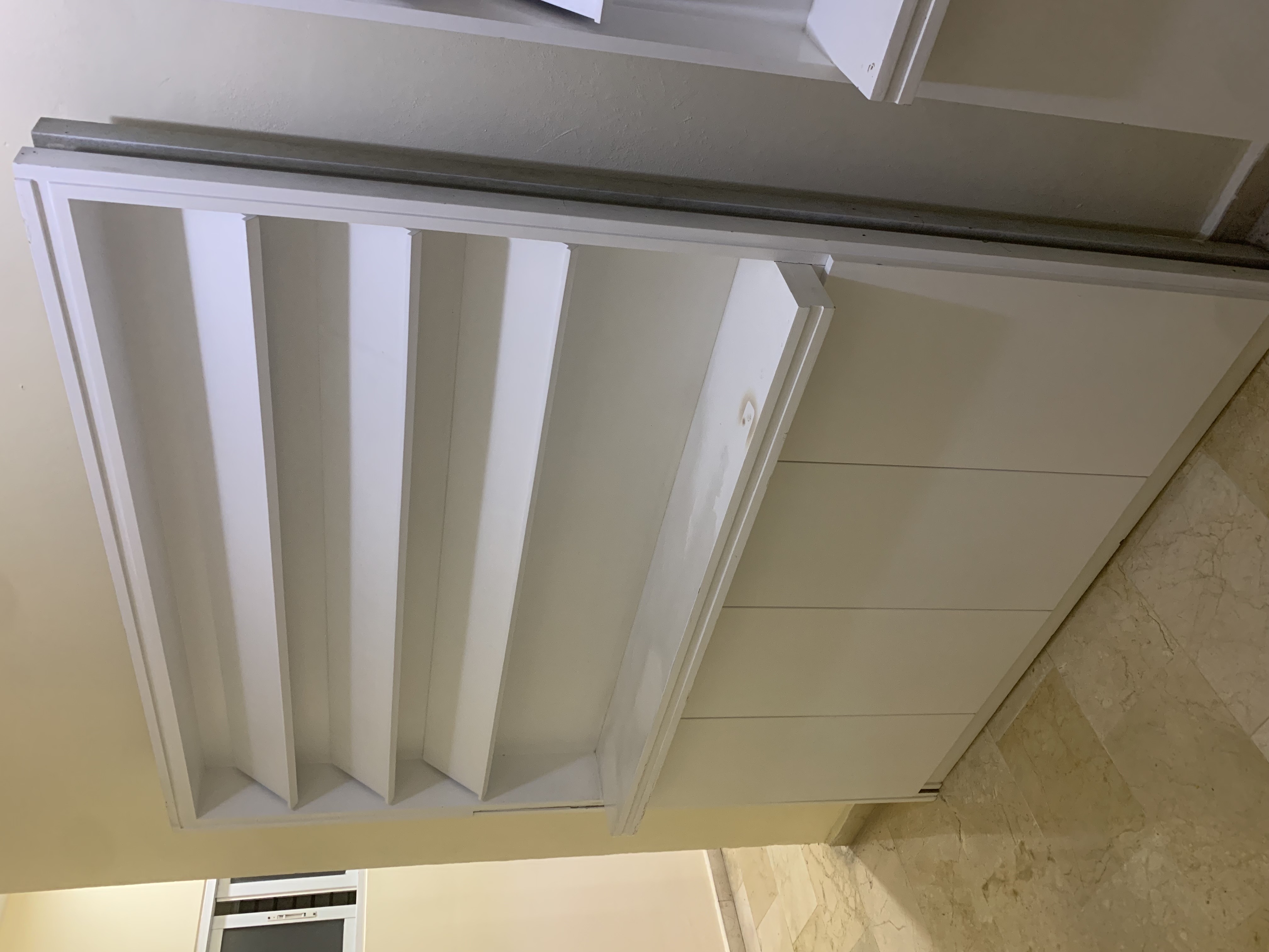 equipos profesionales - Estantería para tiendas en MDF color Blanco  1