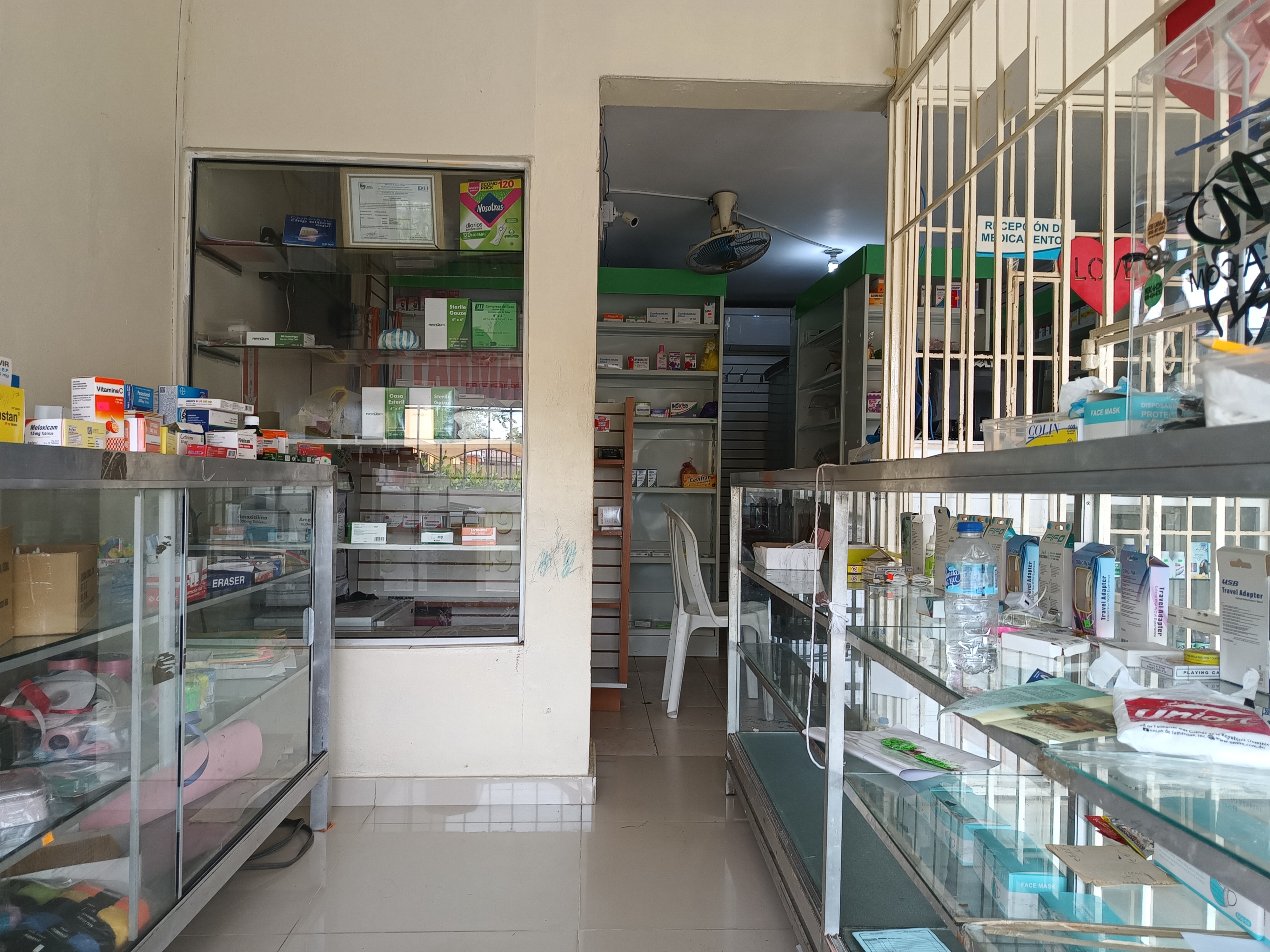 negocios en venta - Se vende farmacia de oportunidad en 1.3 negociable. 4