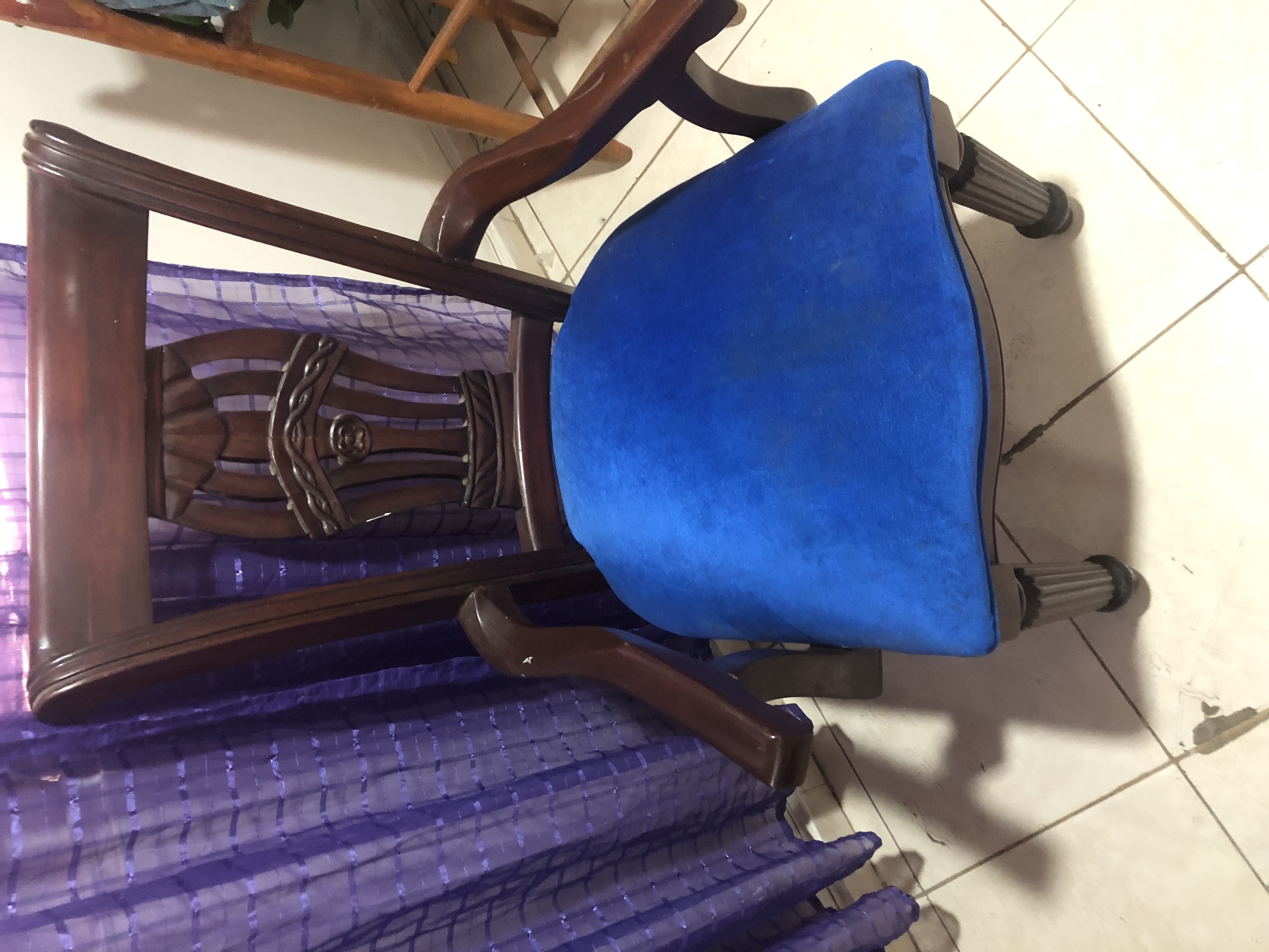 muebles y colchones - Butaca en caoba y un sofá  1