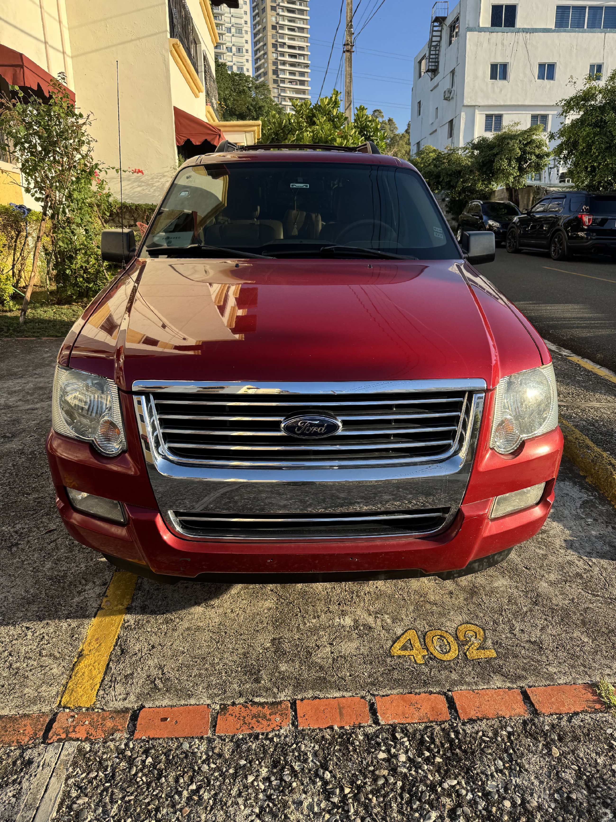 jeepetas y camionetas - Ford Explorer 145,000 kms roja 4x4 con sunroof y stereo con cámara de reversa  0