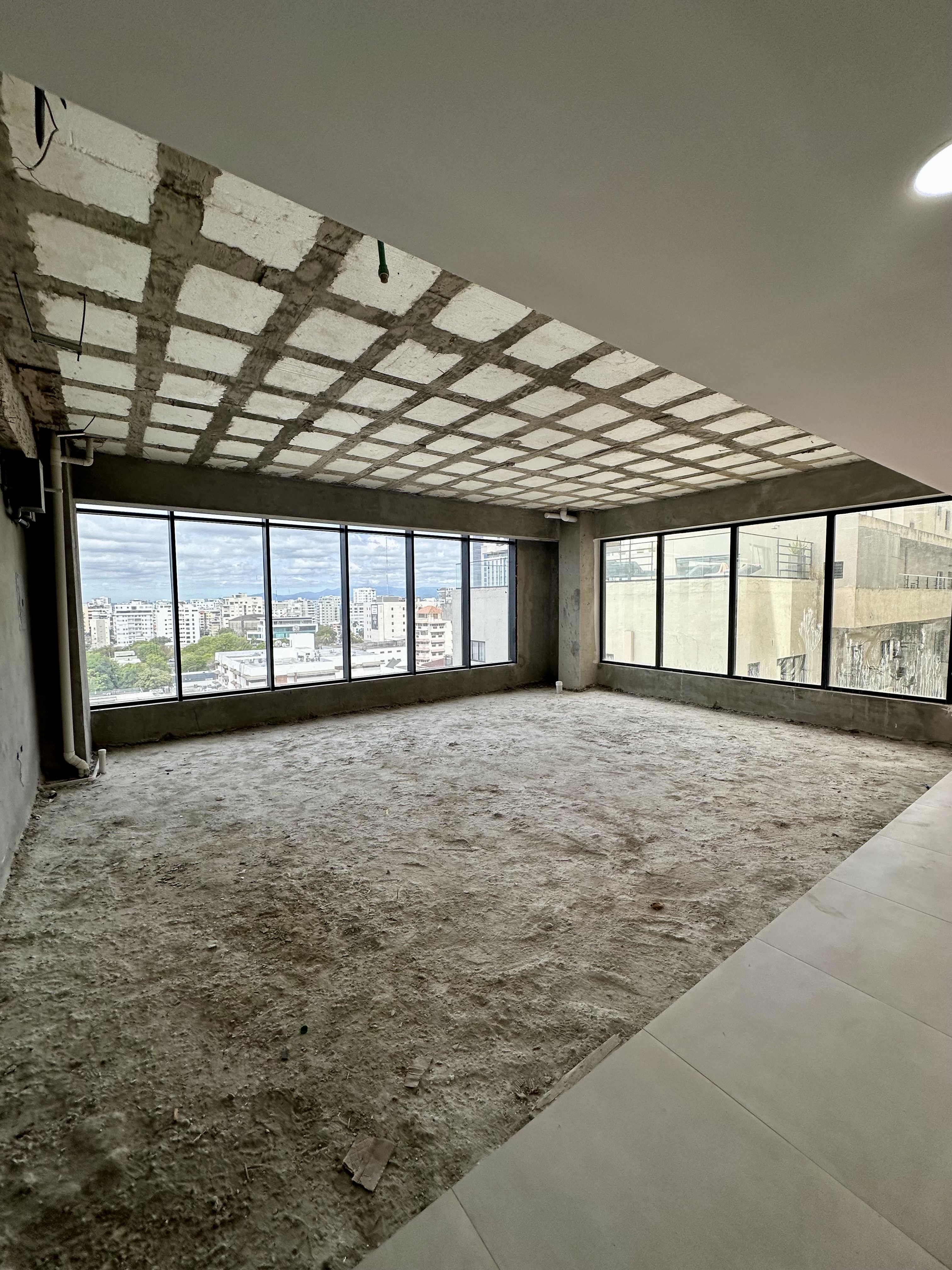 oficinas y locales comerciales - ¡Oportunidad Única en Piantini! Local en Venta en Villa Palmera Business Center. 3