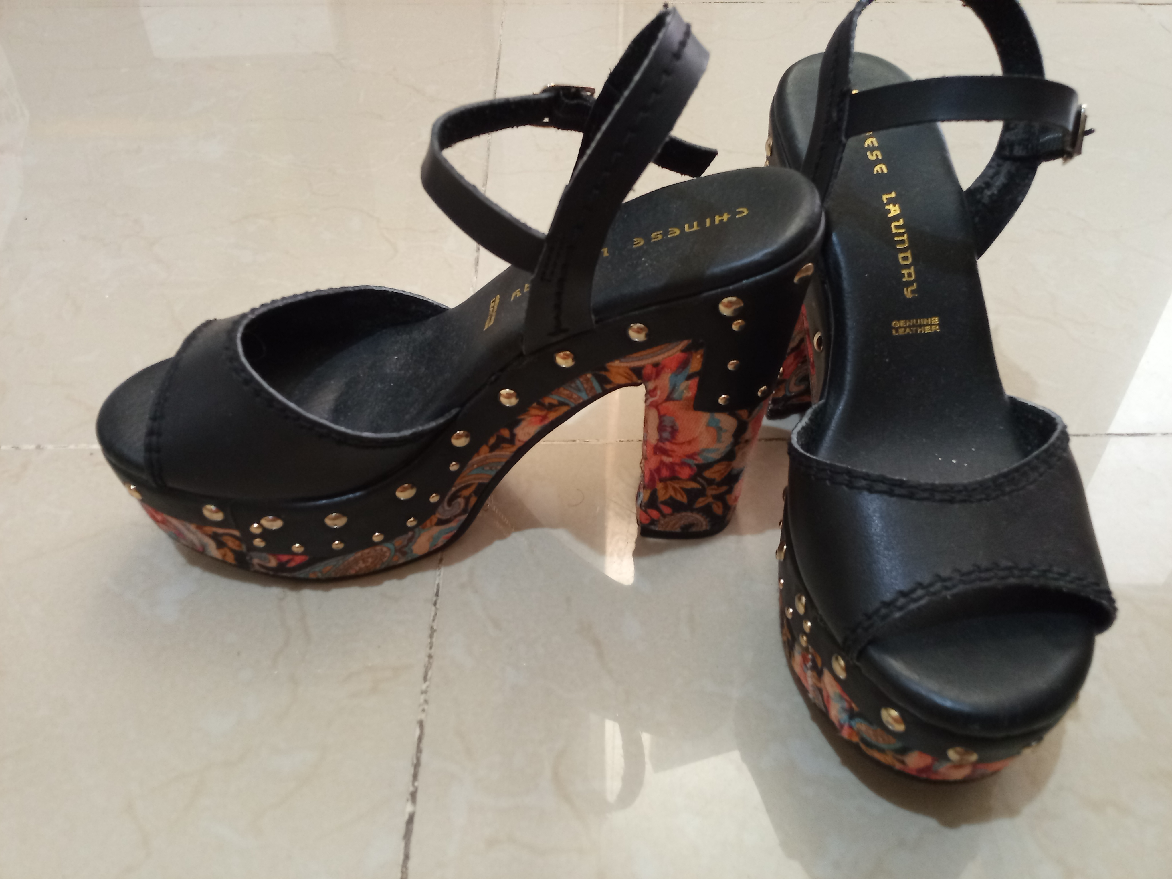 zapatos para mujer - Bella zapatilla de plataforma Negra con tacón multicolor, cómoda y elegante. 0