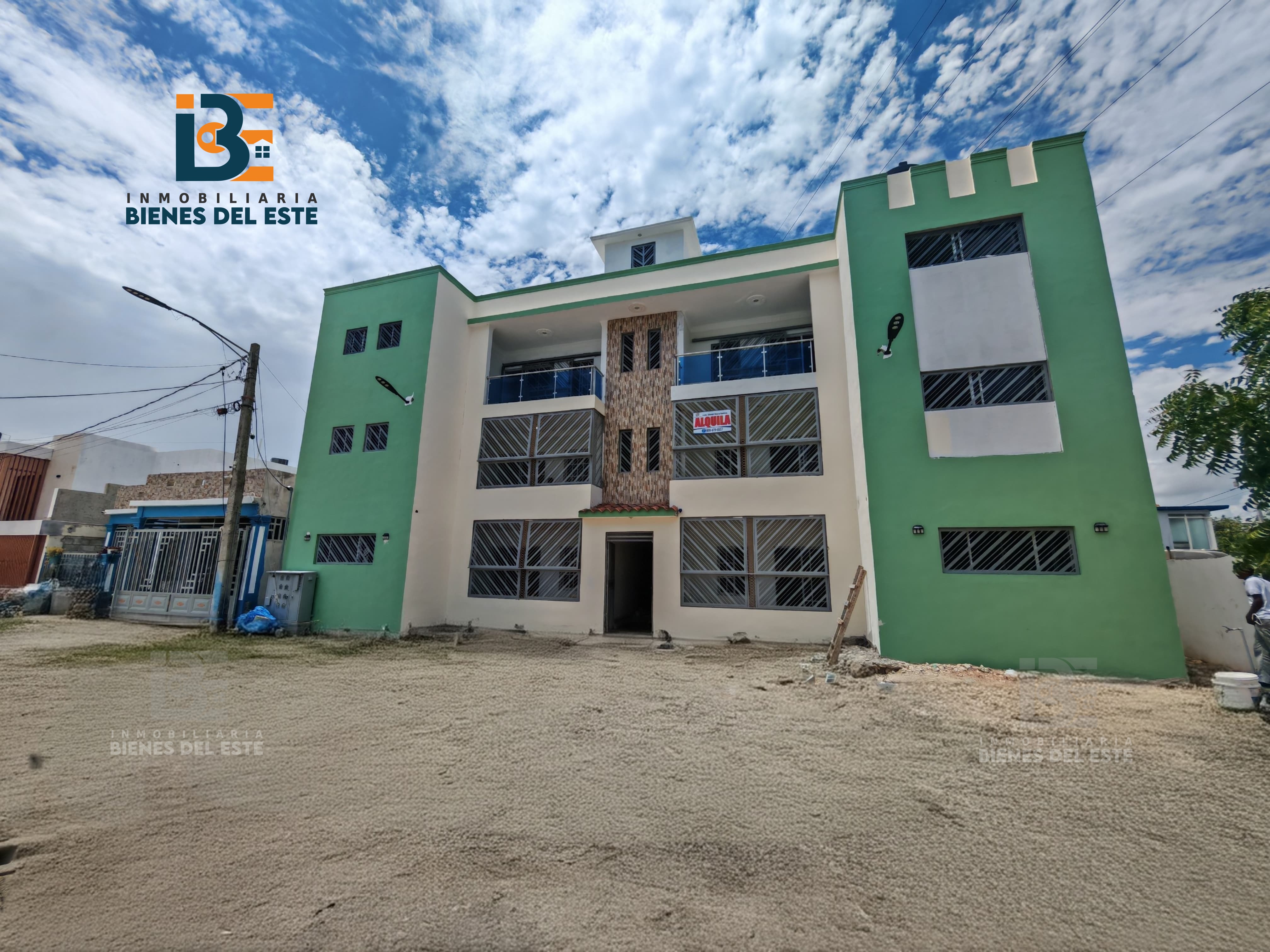apartamentos - Se Alquila Apartamento de Tres habitaciones.