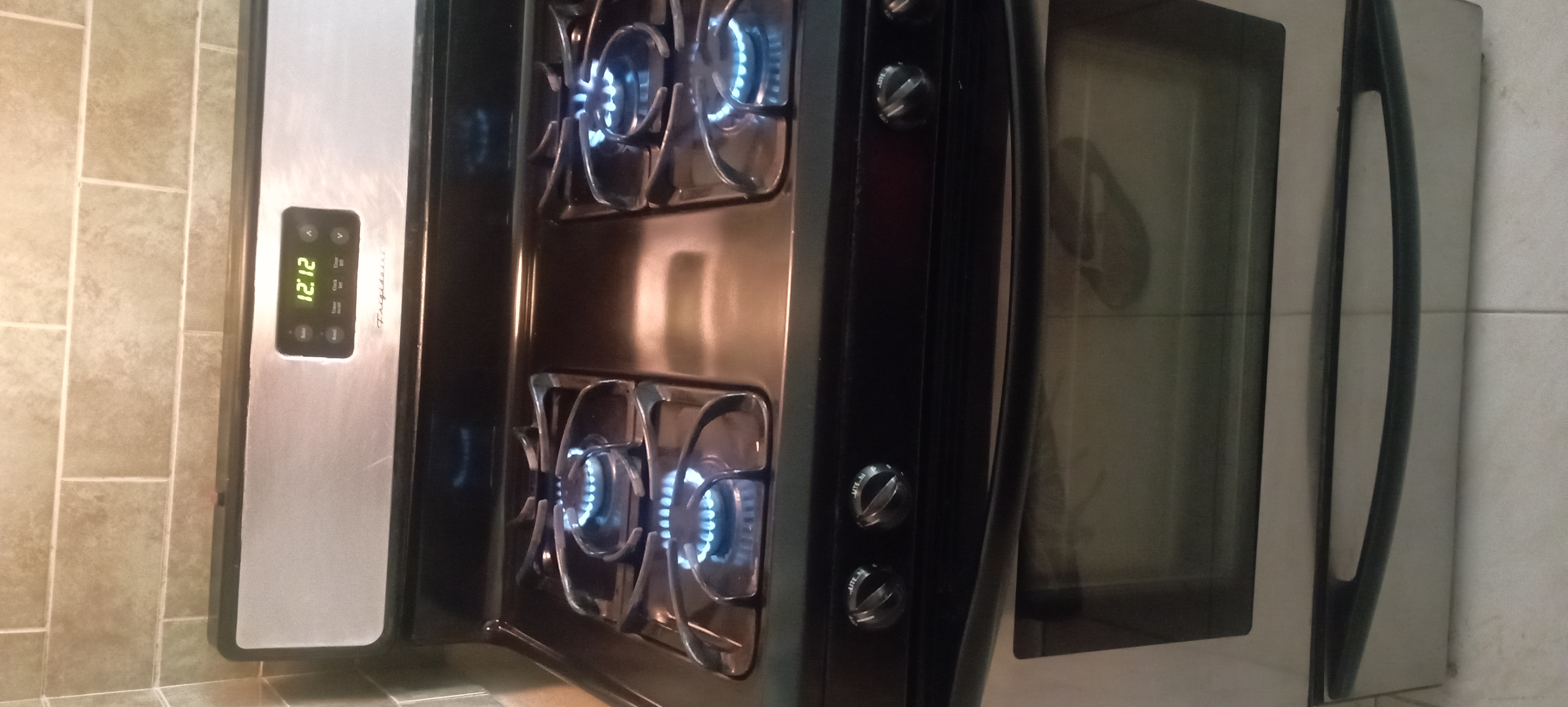 cocina - Estufa Frigidaire 30 pulg, electrica y extractor  3