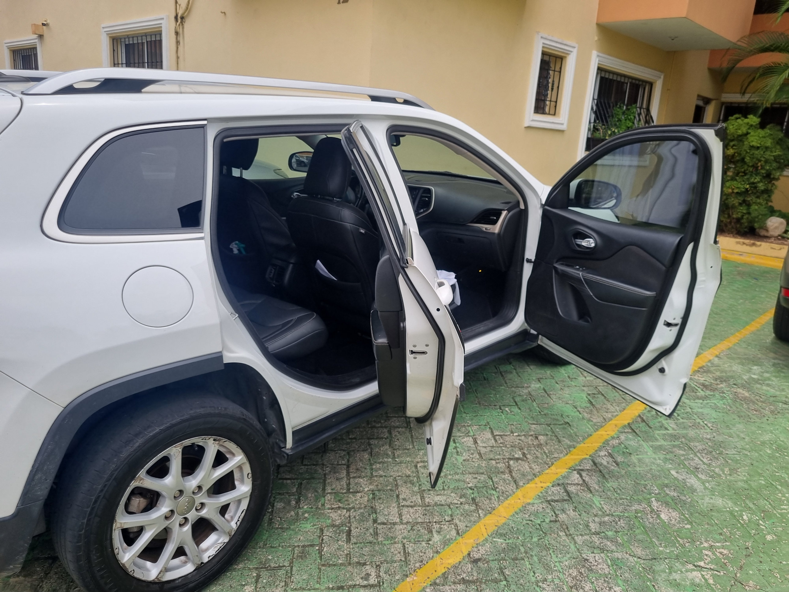 jeepetas y camionetas - Vendo RD$ 695.000 4