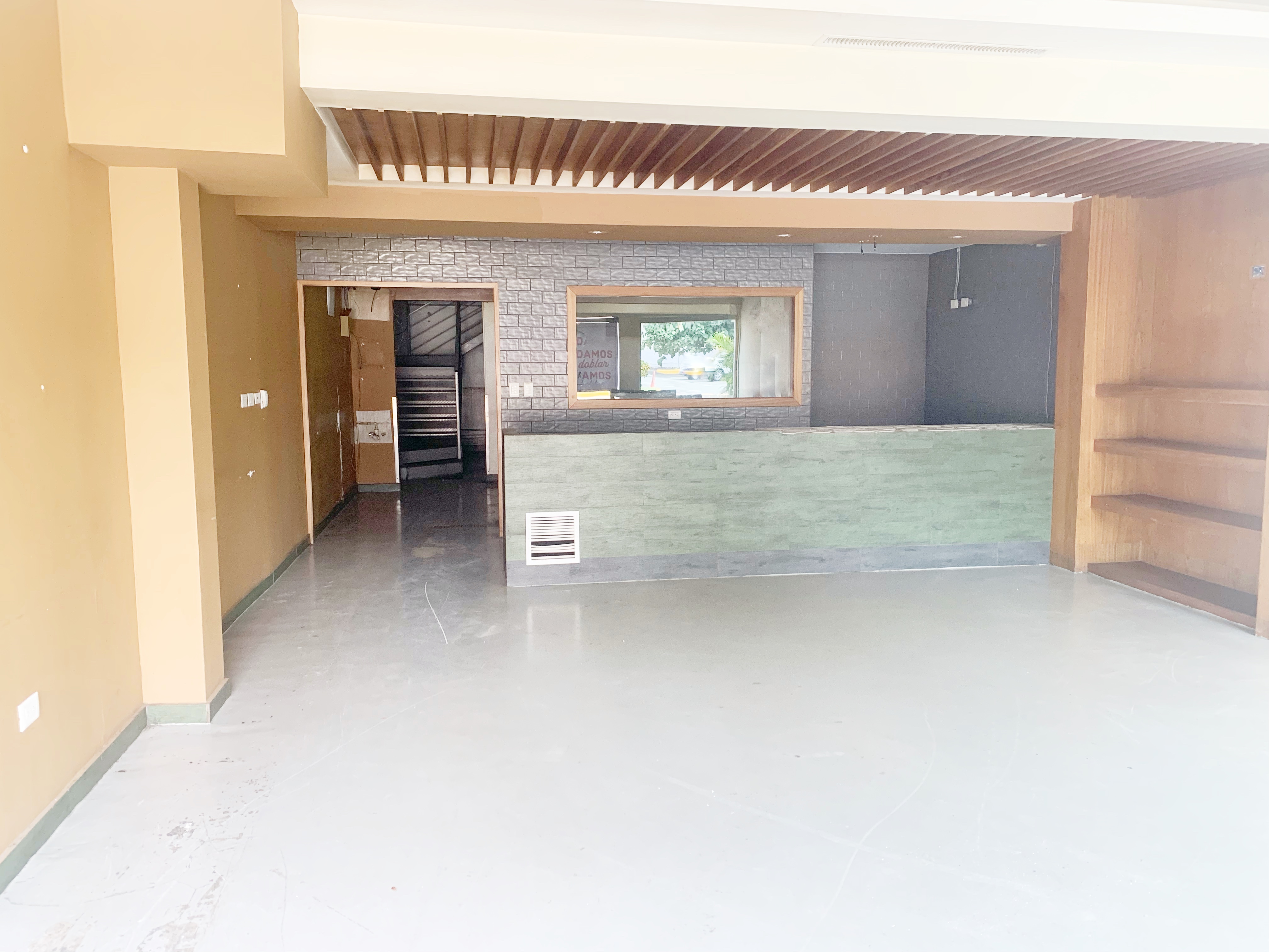 oficinas y locales comerciales - Local en Naco primer nivel 2