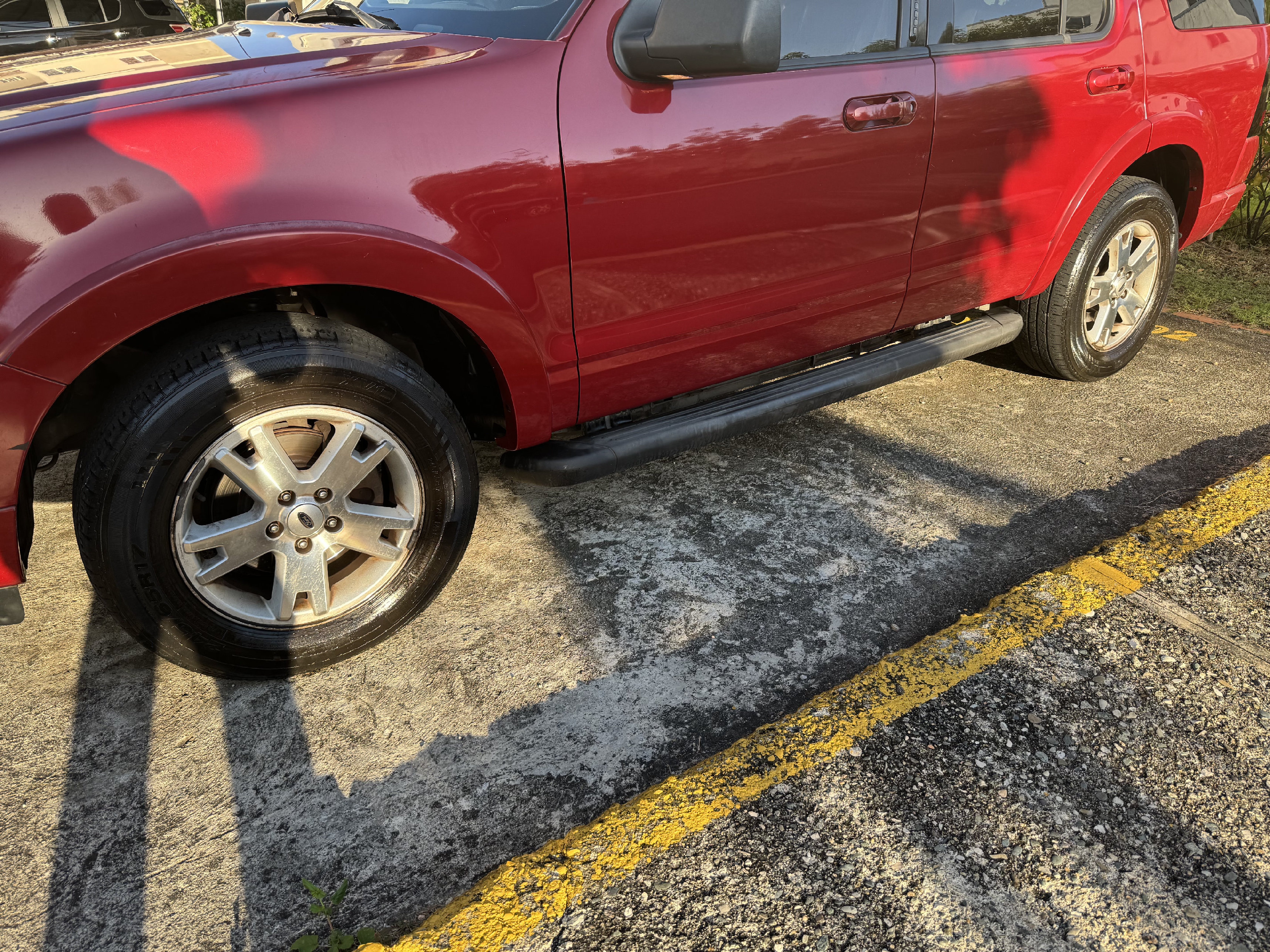 jeepetas y camionetas - Ford Explorer 145,000 kms roja 4x4 con sunroof y stereo con cámara de reversa  1