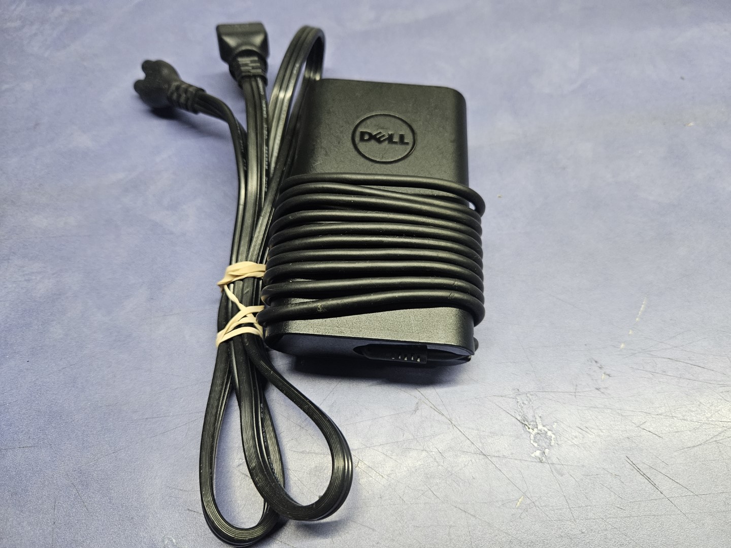 computadoras y laptops - Cargador Dell 65W plug ancho original 2
