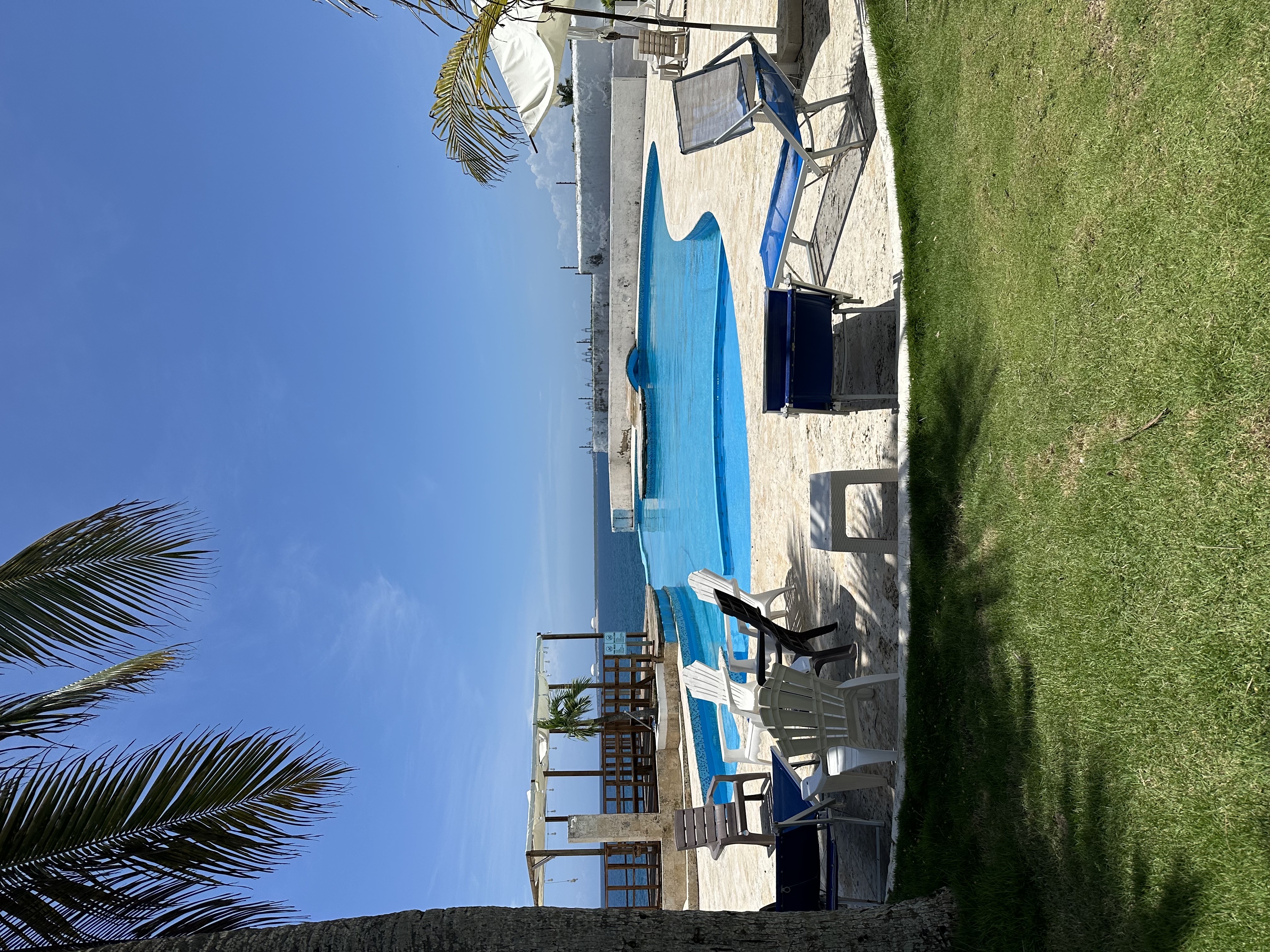 casas vacacionales y villas - ALQUILO VILLA CERCA DE BOCA CHICA FRENTE AL MAR CON PISCINAS. Sector CUCAMA