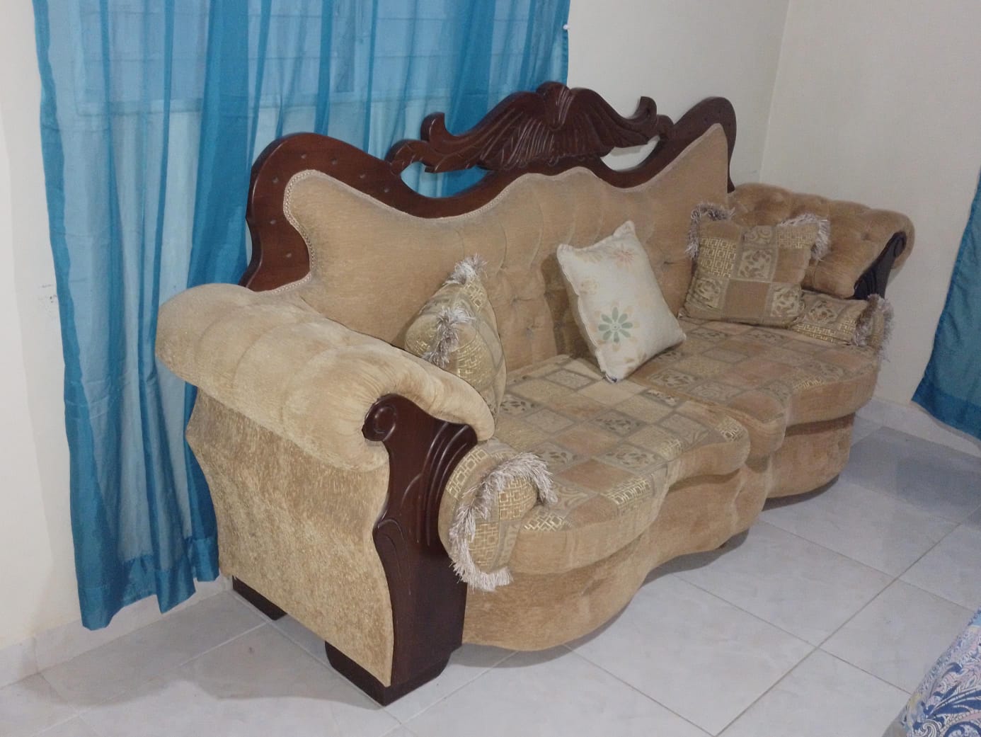 muebles y colchones - VENDO SOFA GRANDE EN CAOBA 1