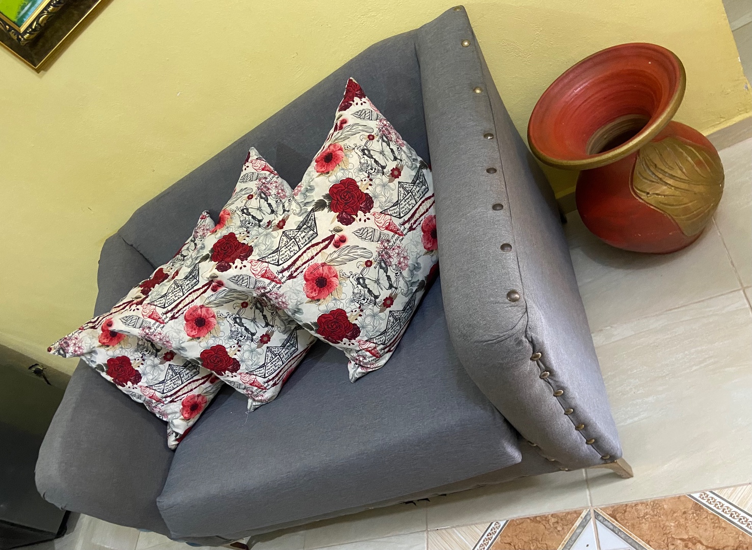 muebles y colchones - Está en óptimas condiciones, no tiene nada roto. Perfecto para una sala pequeña.