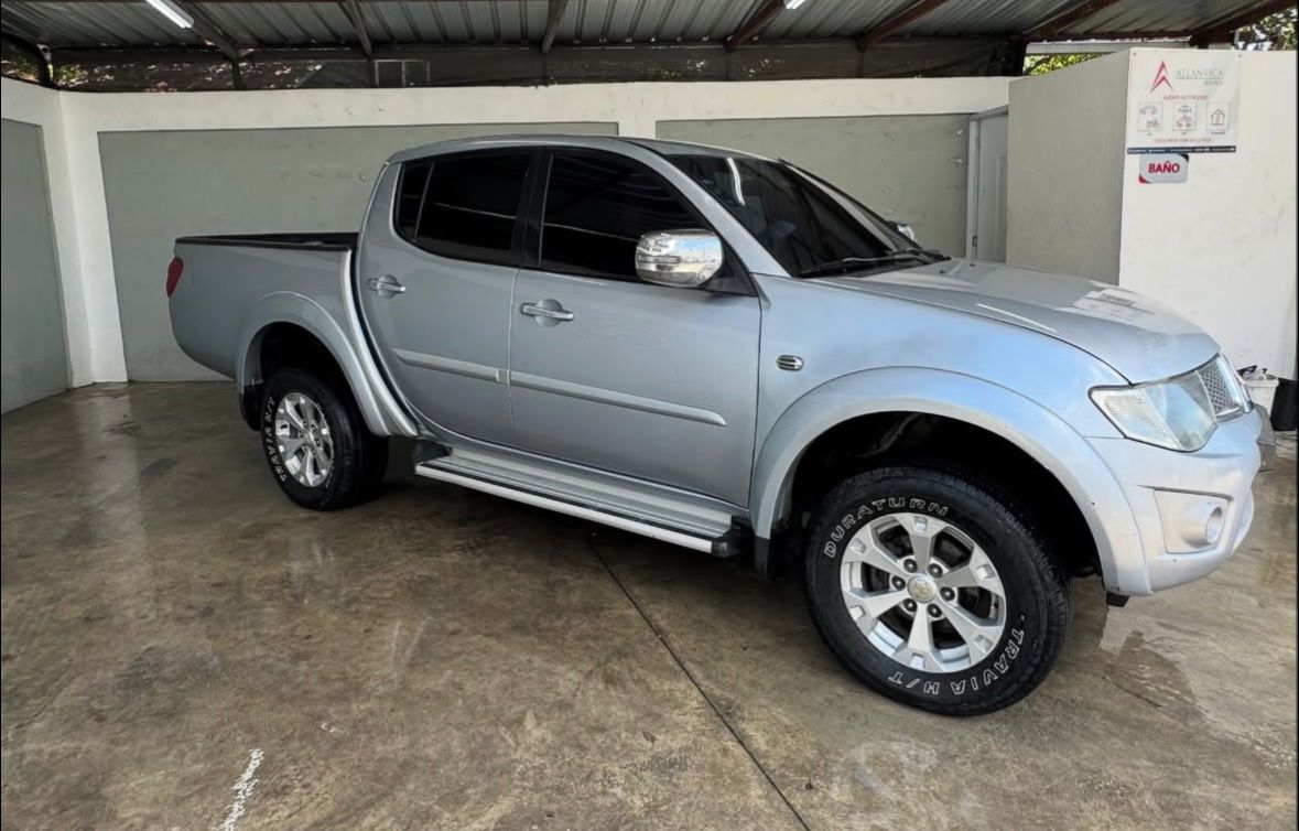jeepetas y camionetas - mitsubishi L 200 2014 4