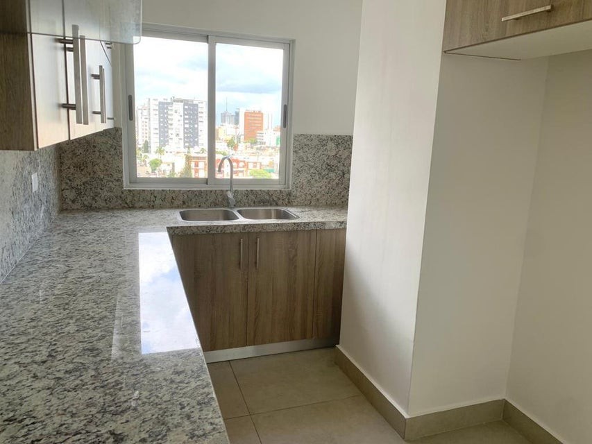 apartamentos - Apartamento en alquiler Evaristo Morales #24-698 con 3 hab. 3.5 b. ascensor, seg 1