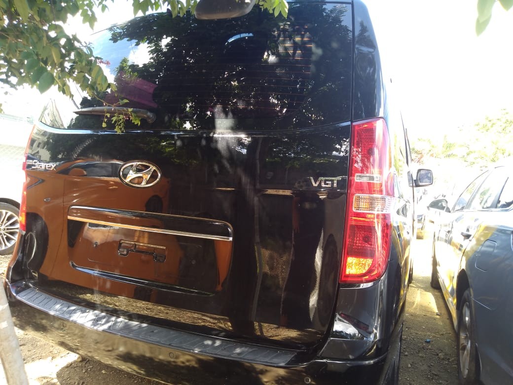 jeepetas y camionetas - HYUNDAI GRAND STAREX 2017 NEGRADESDE: RD$ 1,250,100.00 5