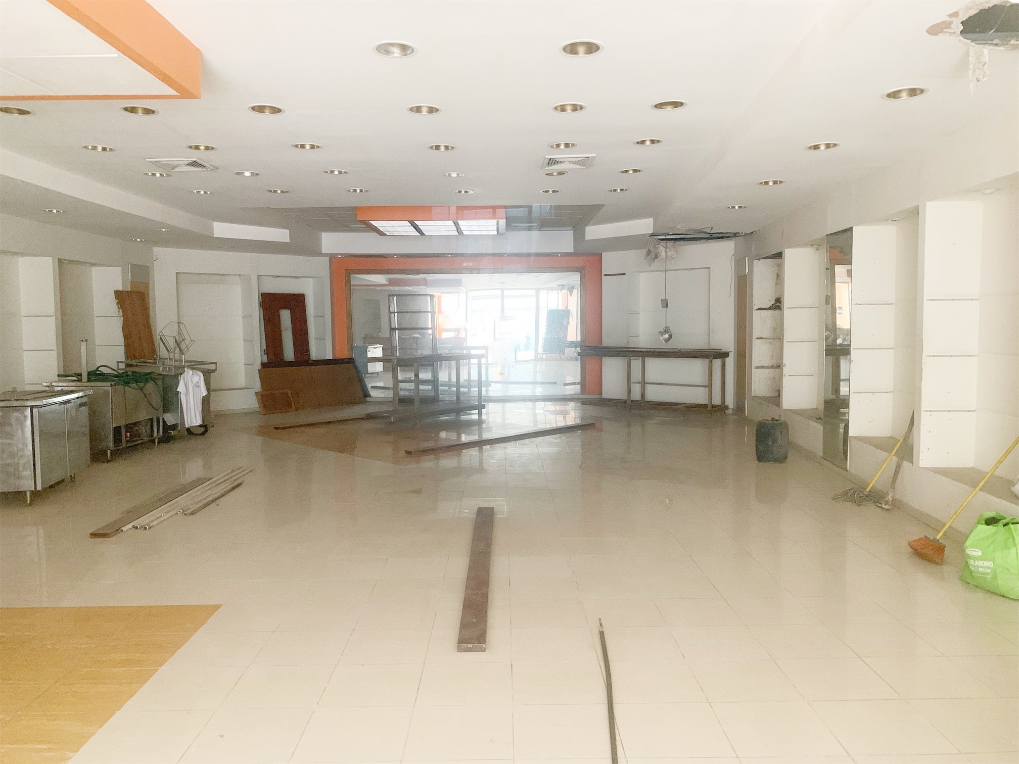 oficinas y locales comerciales - Local amplio en zona colonial 1