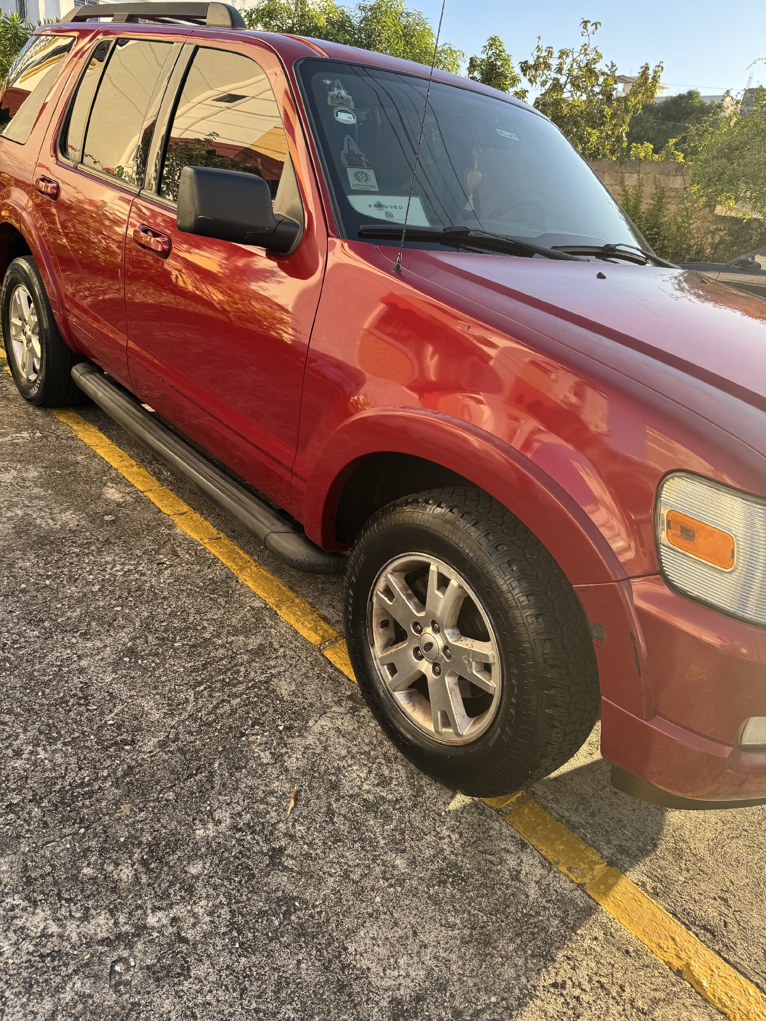 jeepetas y camionetas - Ford Explorer 145,000 kms roja 4x4 con sunroof y stereo con cámara de reversa  2