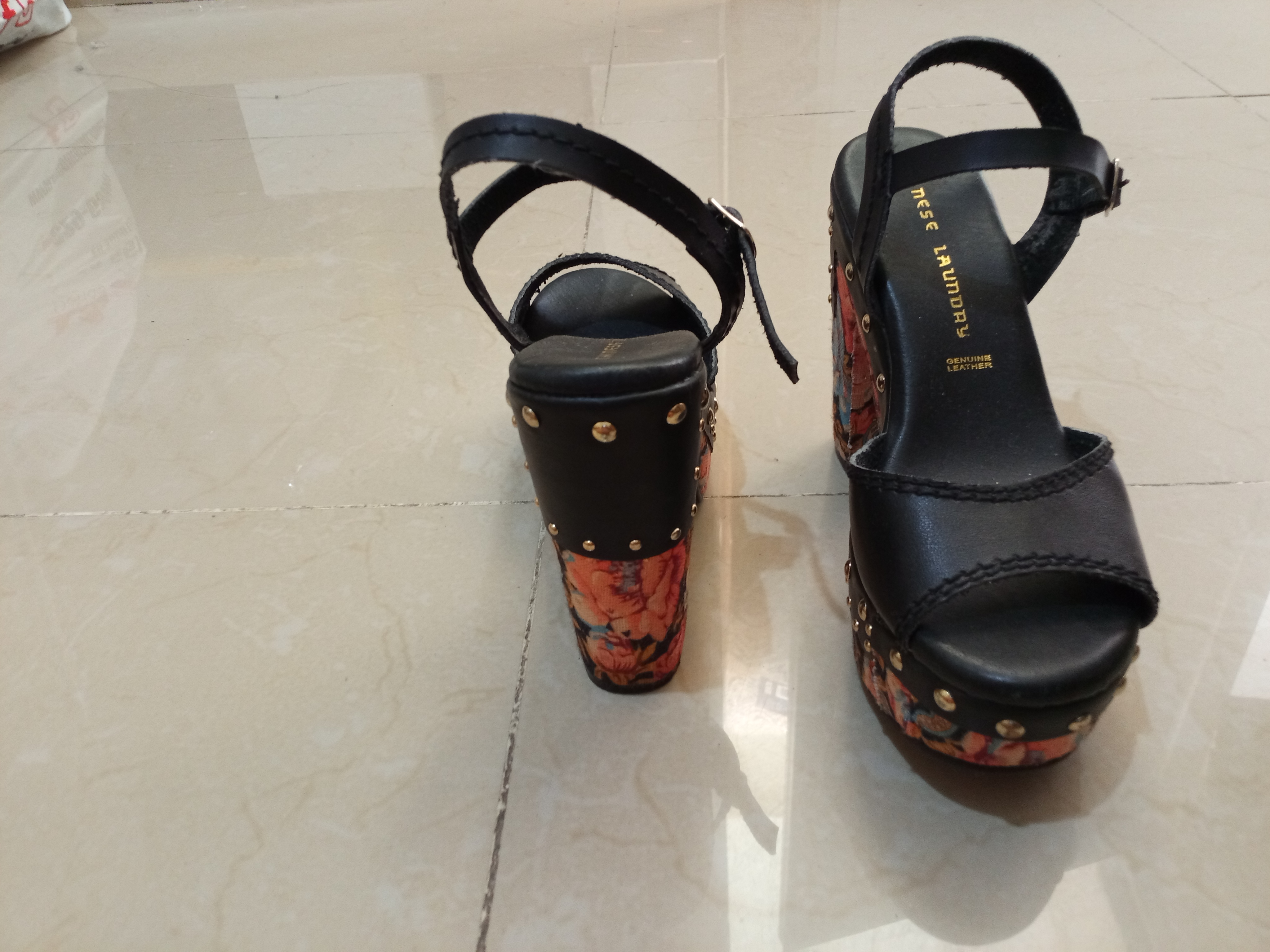 zapatos para mujer - Bella zapatilla de plataforma Negra con tacón multicolor, cómoda y elegante. 2