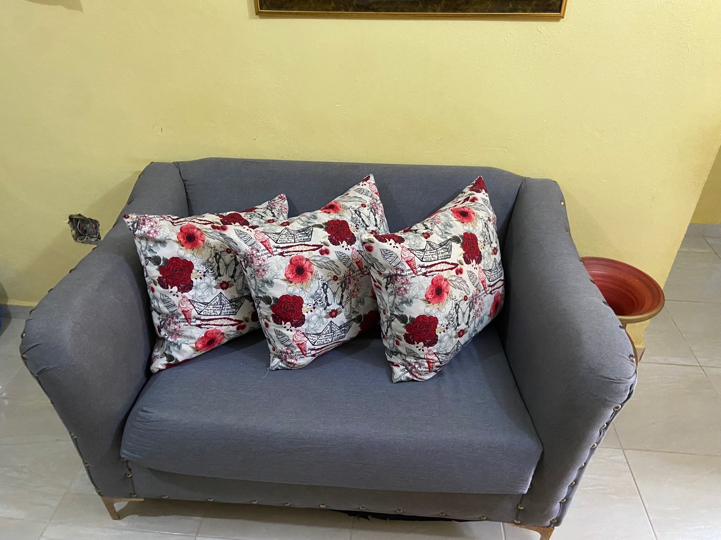 muebles y colchones - Está en óptimas condiciones, no tiene nada roto. Perfecto para una sala pequeña. 1
