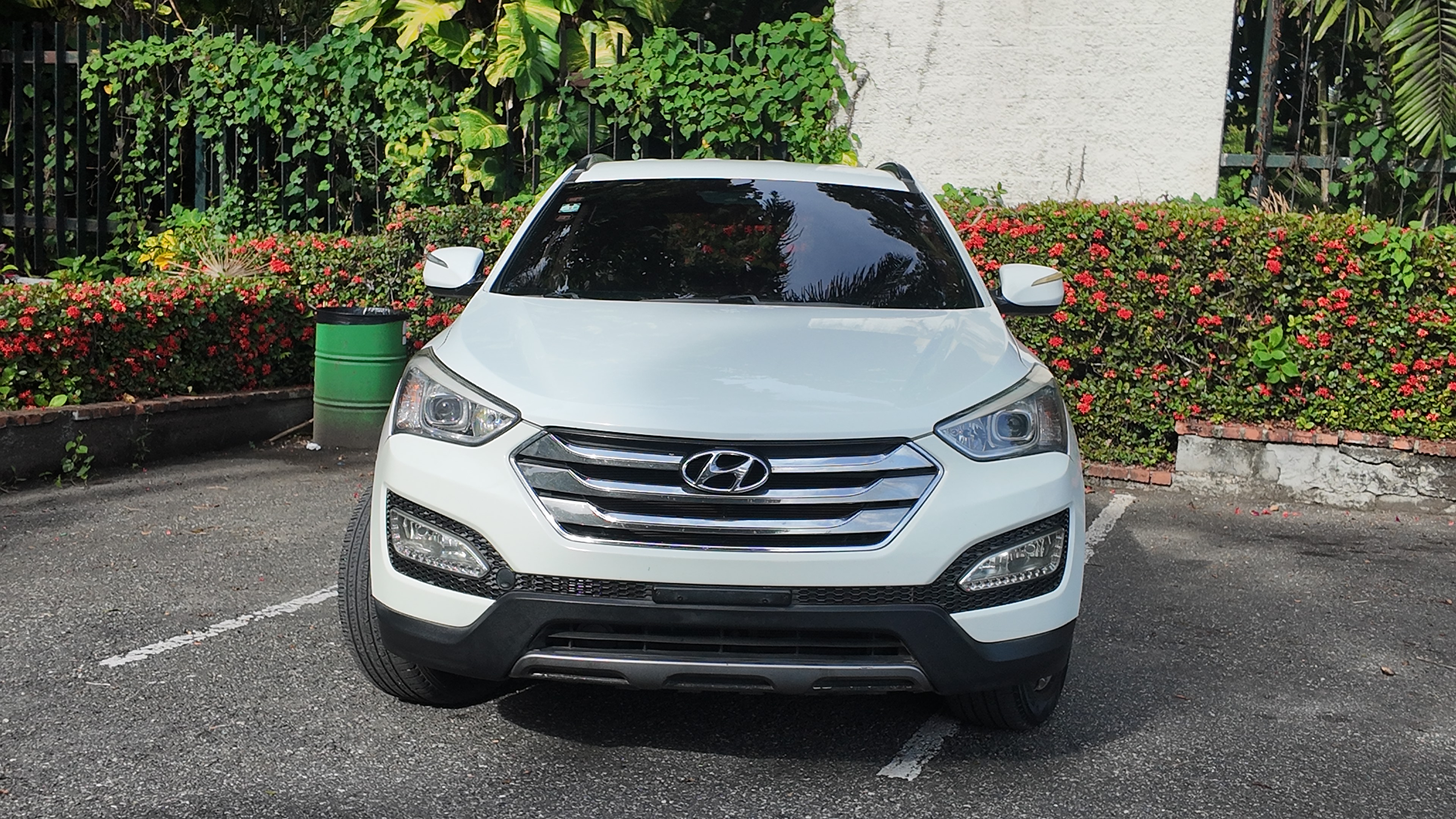 jeepetas y camionetas - Hyundai Santa Fe 2013 – En excelente estado 4