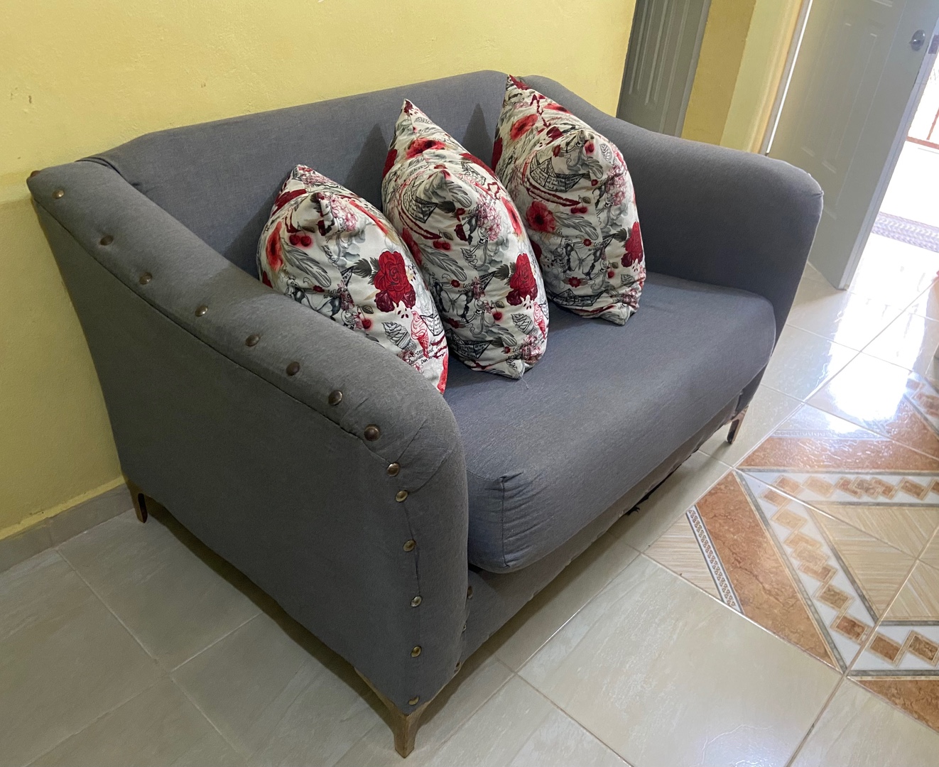 muebles y colchones - Está en óptimas condiciones, no tiene nada roto. Perfecto para una sala pequeña. 2