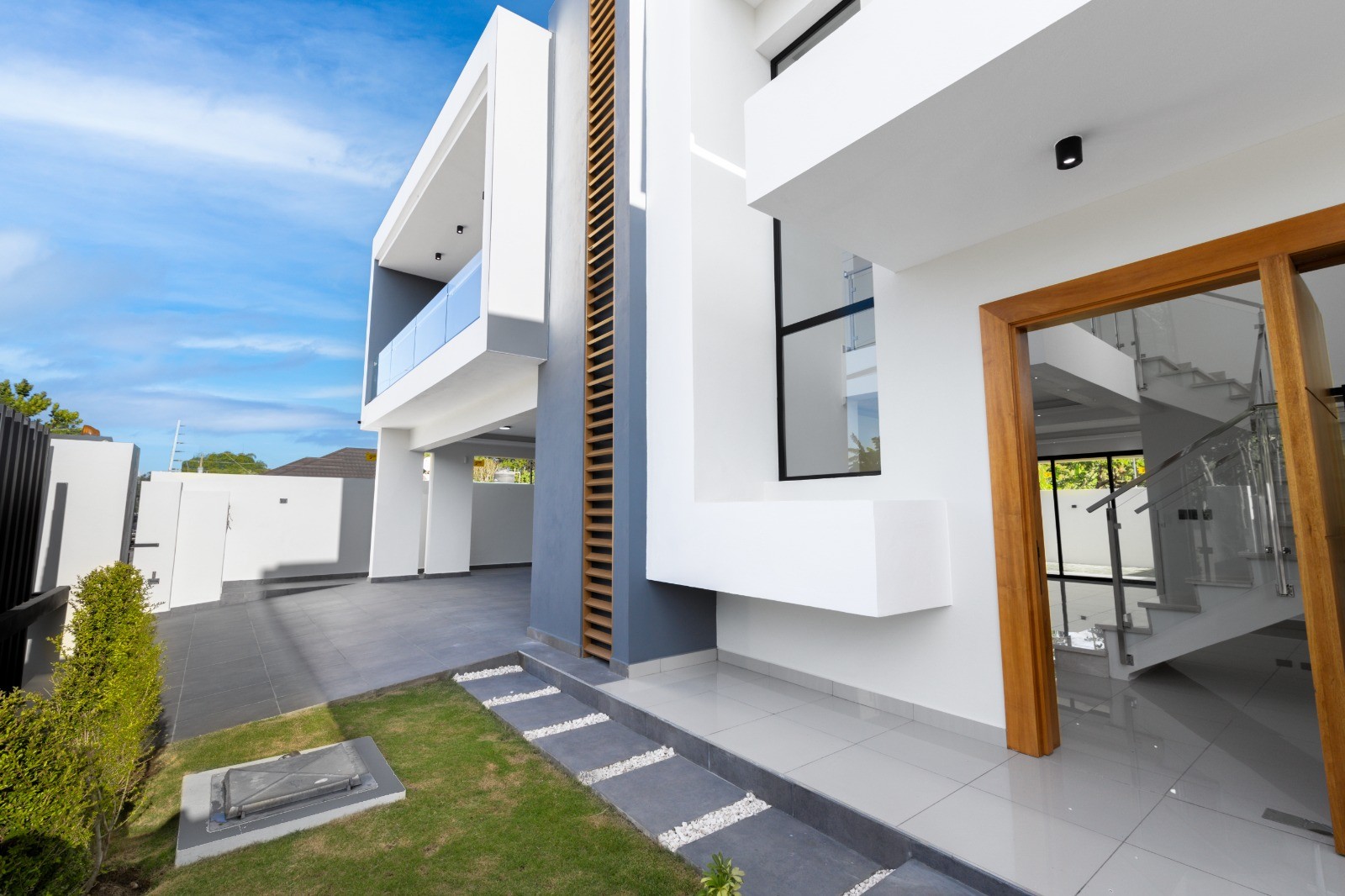 casas - Moderna Vivienda en Residencial Cerrado, Ave. 27 de Febrero 1