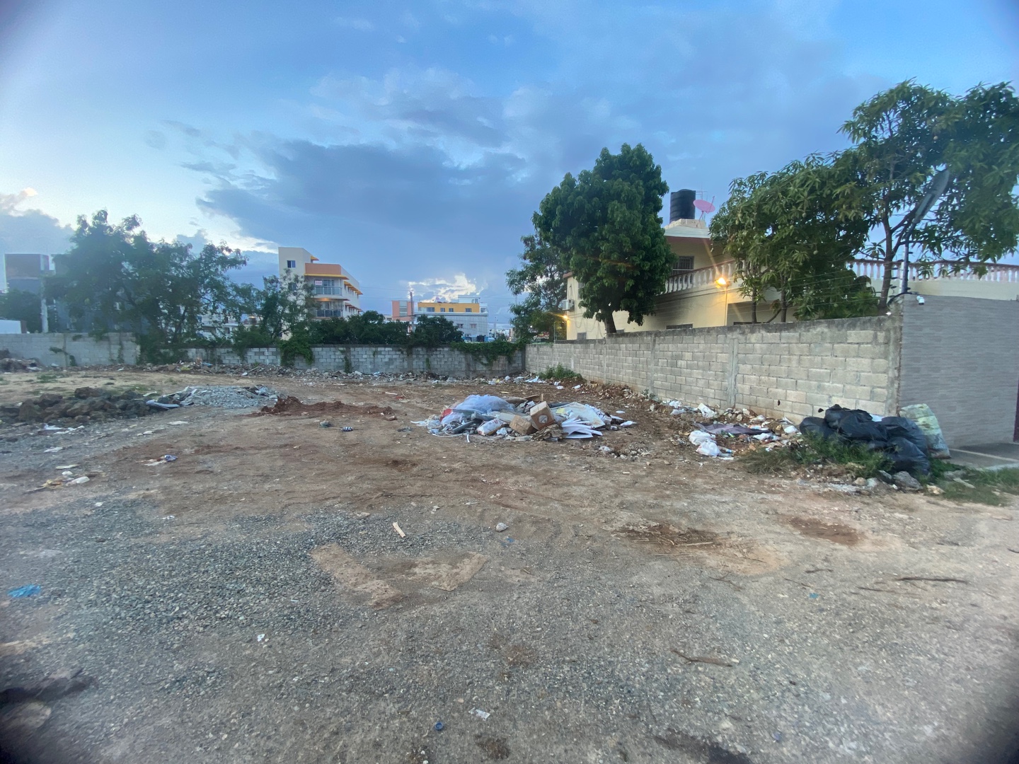 solares y terrenos - Venta Solar de 300mts, ubicado al lado de la Av. Ecologíca, Res. Regina.  