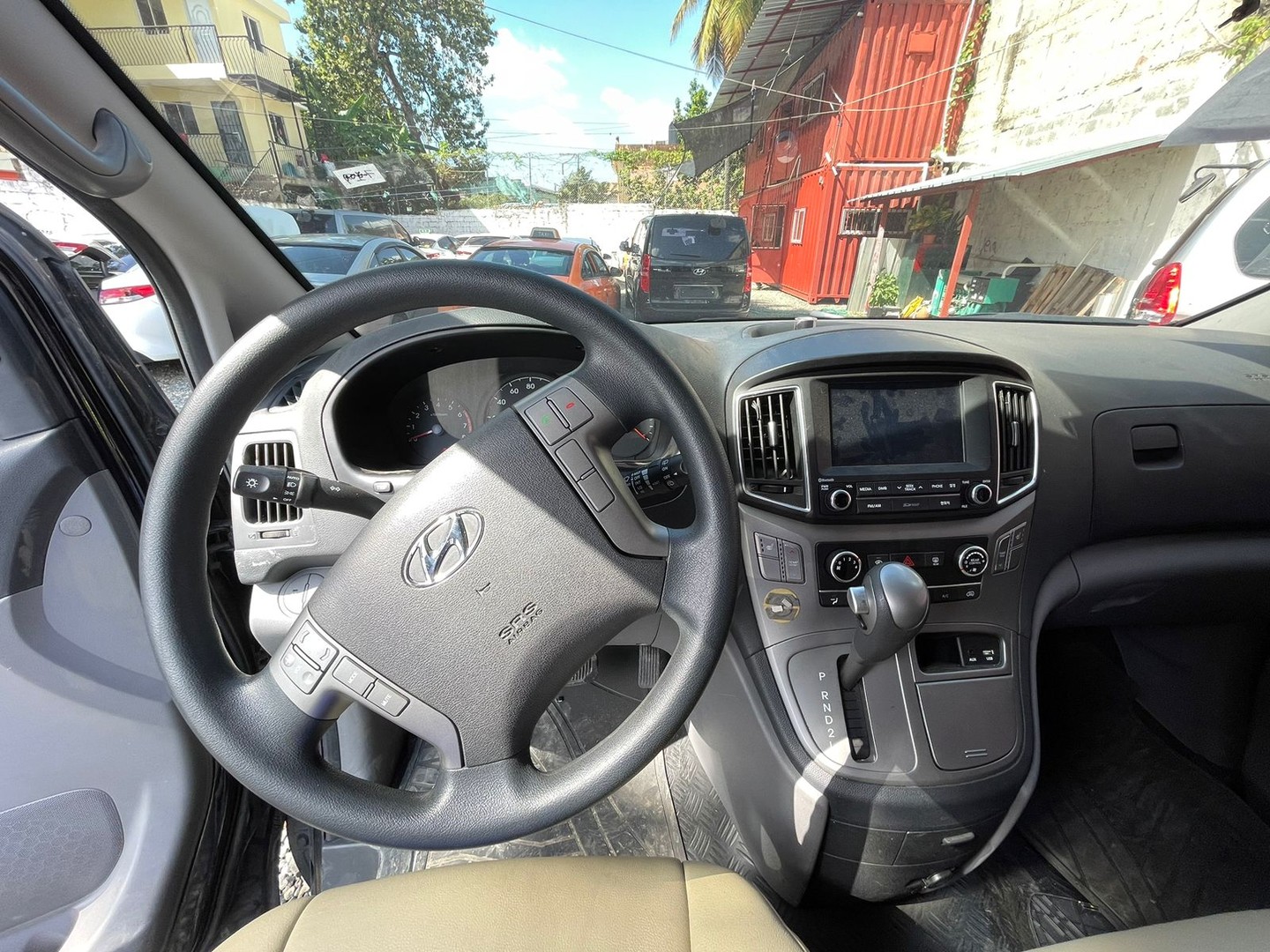 jeepetas y camionetas - HYUNDAI GRAND STAREX 2017 NEGRA 4