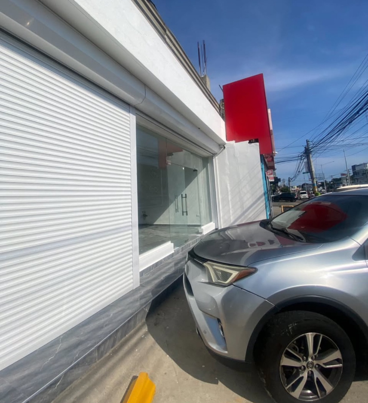 oficinas y locales comerciales - LOCALES EN LA SAN VICENTE JUSTO AL LADO DE MEGACENTRO Y FENTE A BRAVO 1