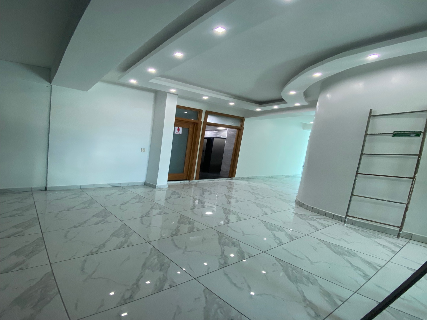 oficinas y locales comerciales - LOCAL COMERCIAL EN RENTA SEGUNDO NIVEL PLAZA BOLÍVAR  6