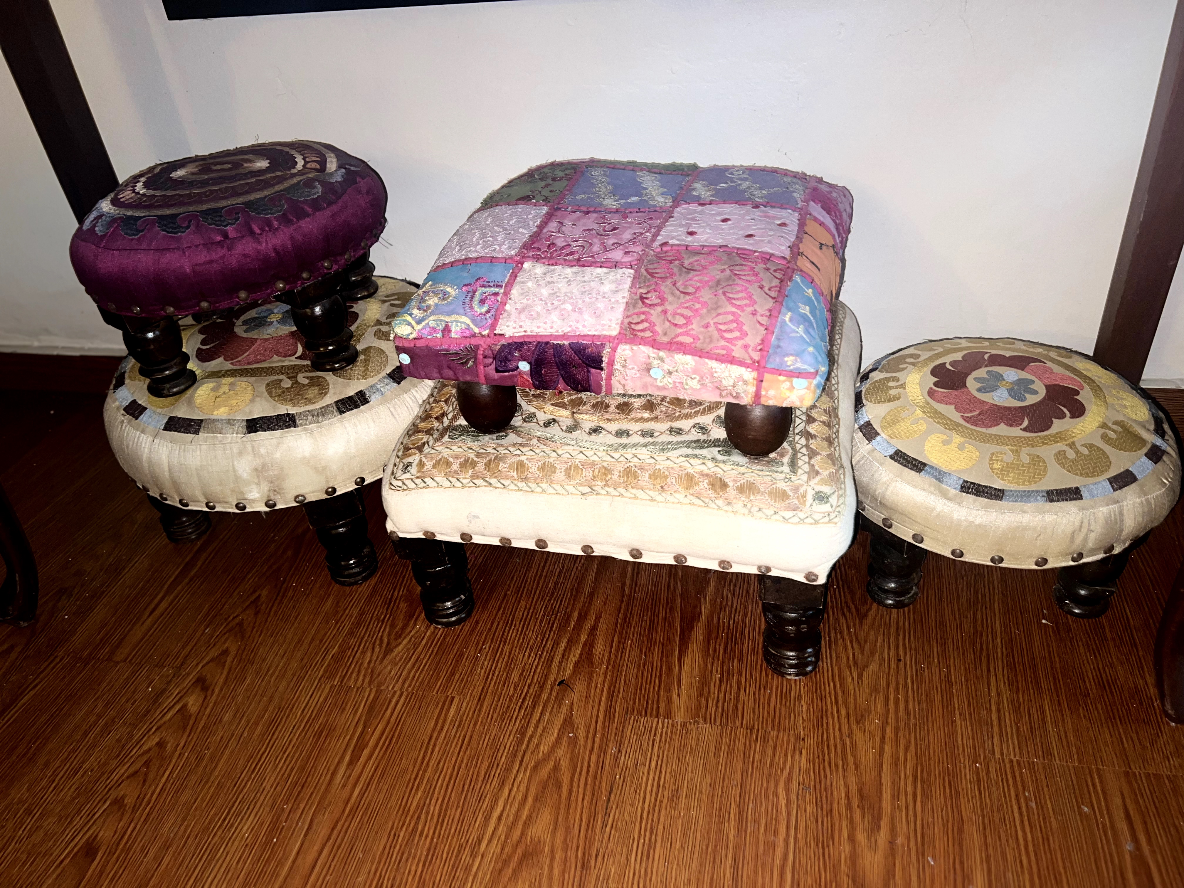 decoración y accesorios - Banquitos Indú – Arte y Tradición en Cada Detalle 0