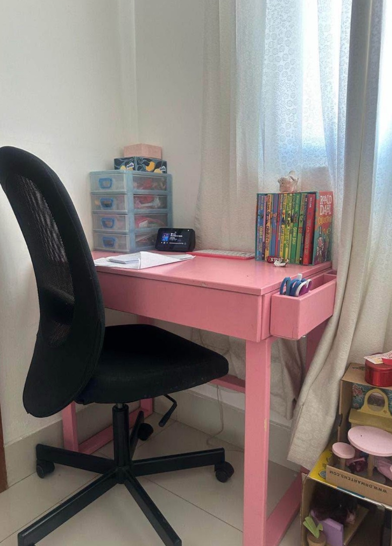 muebles - Se vende escritorio y sillón para niña  0