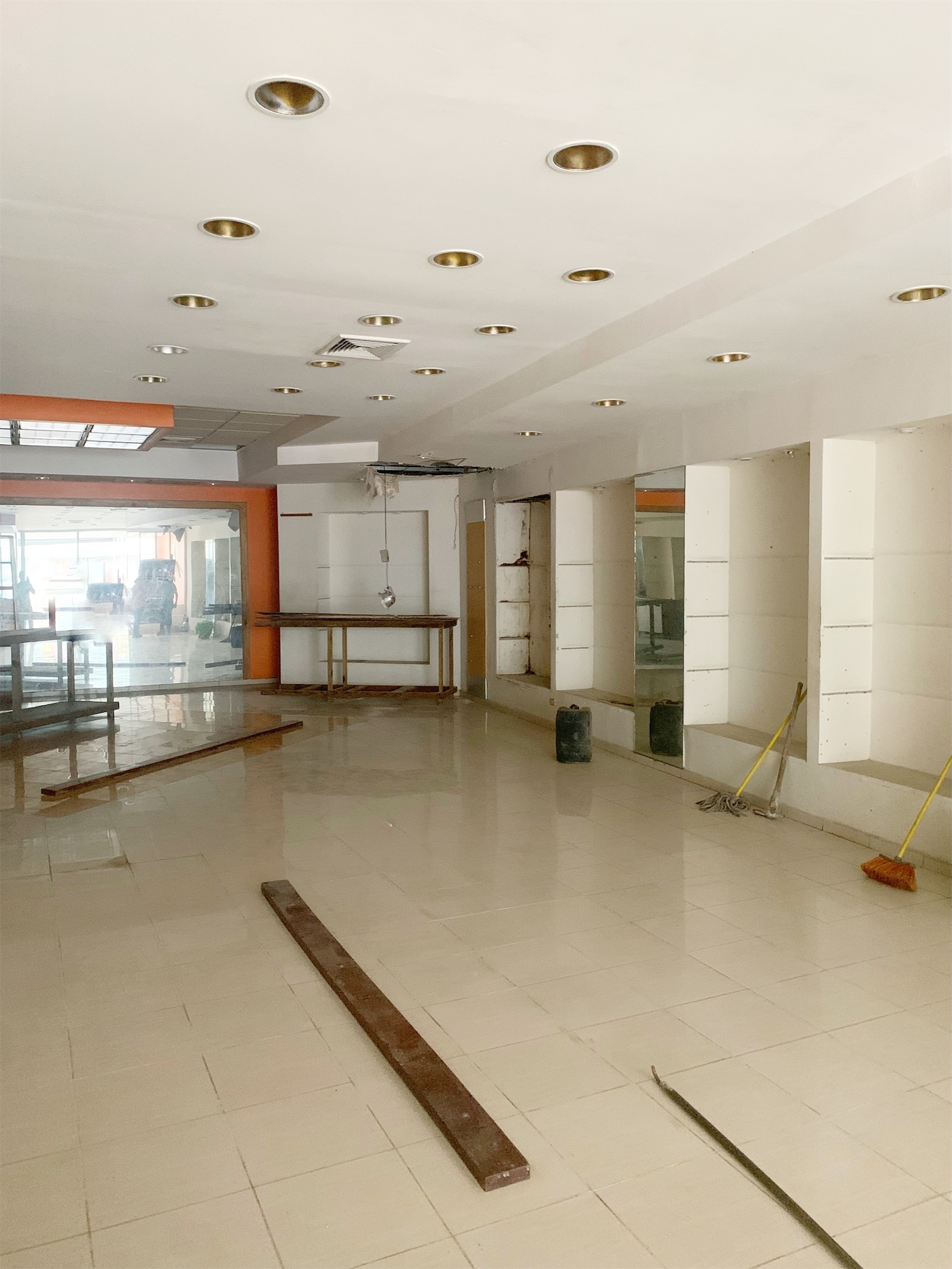 oficinas y locales comerciales - Local amplio en zona colonial 3