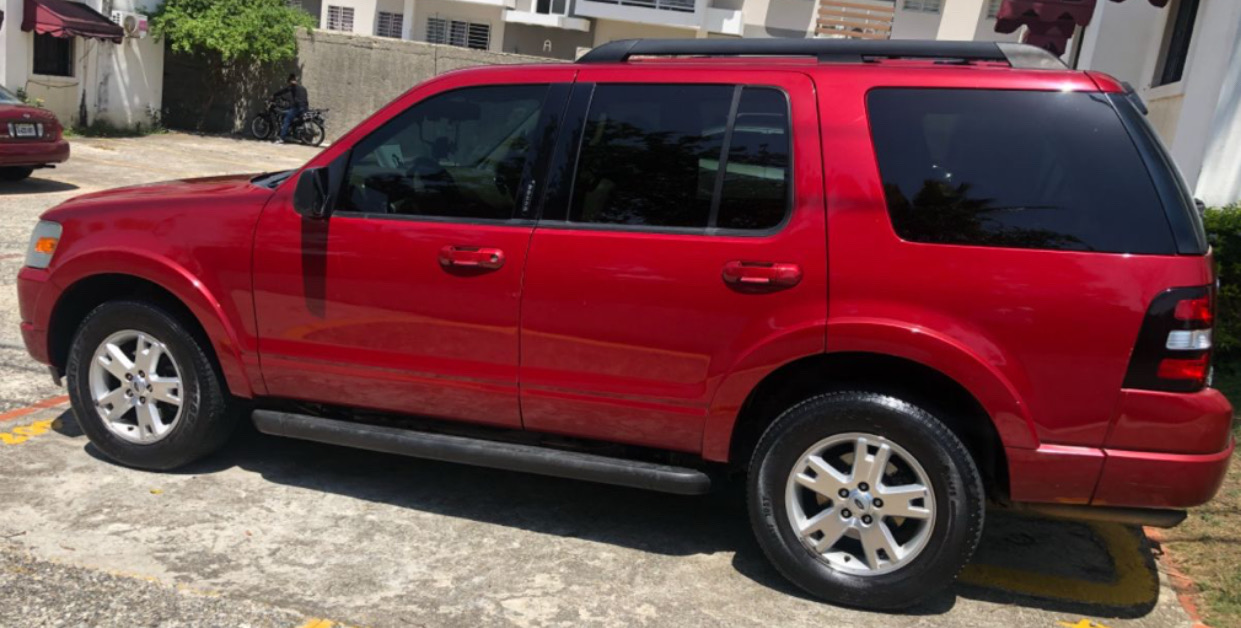 jeepetas y camionetas - Ford Explorer 145,000 kms roja 4x4 con sunroof y stereo con cámara de reversa  4