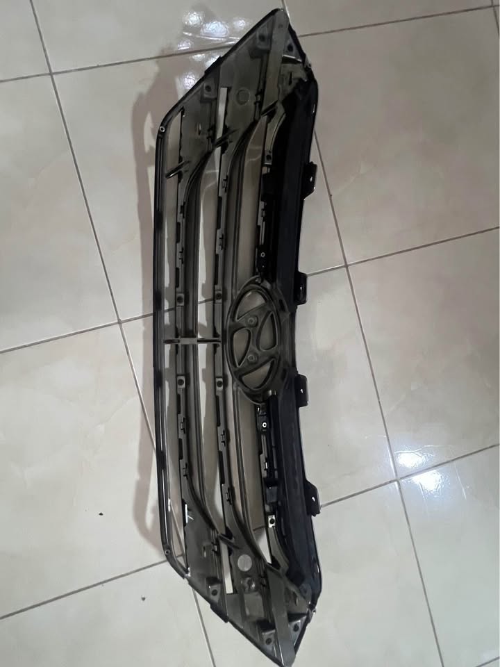 accesorios para vehiculos - Parrilla original de Bomper delantero de Santa Fe  2