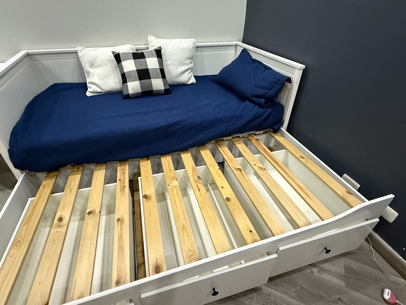 muebles y colchones - vendo cama de IKEA twin extendible a dos camas. ideal para recibir visitas.  0
