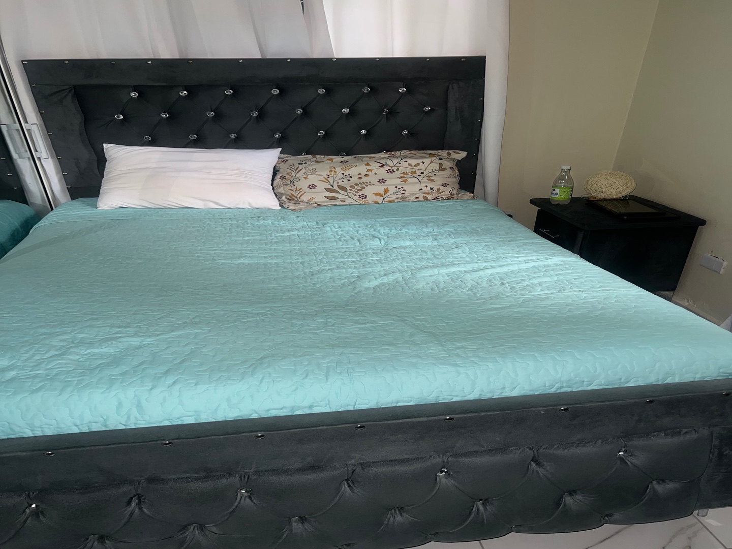 muebles y colchones - Cama Queen como nueva, gavetero y dos mesitas de noche 
 1