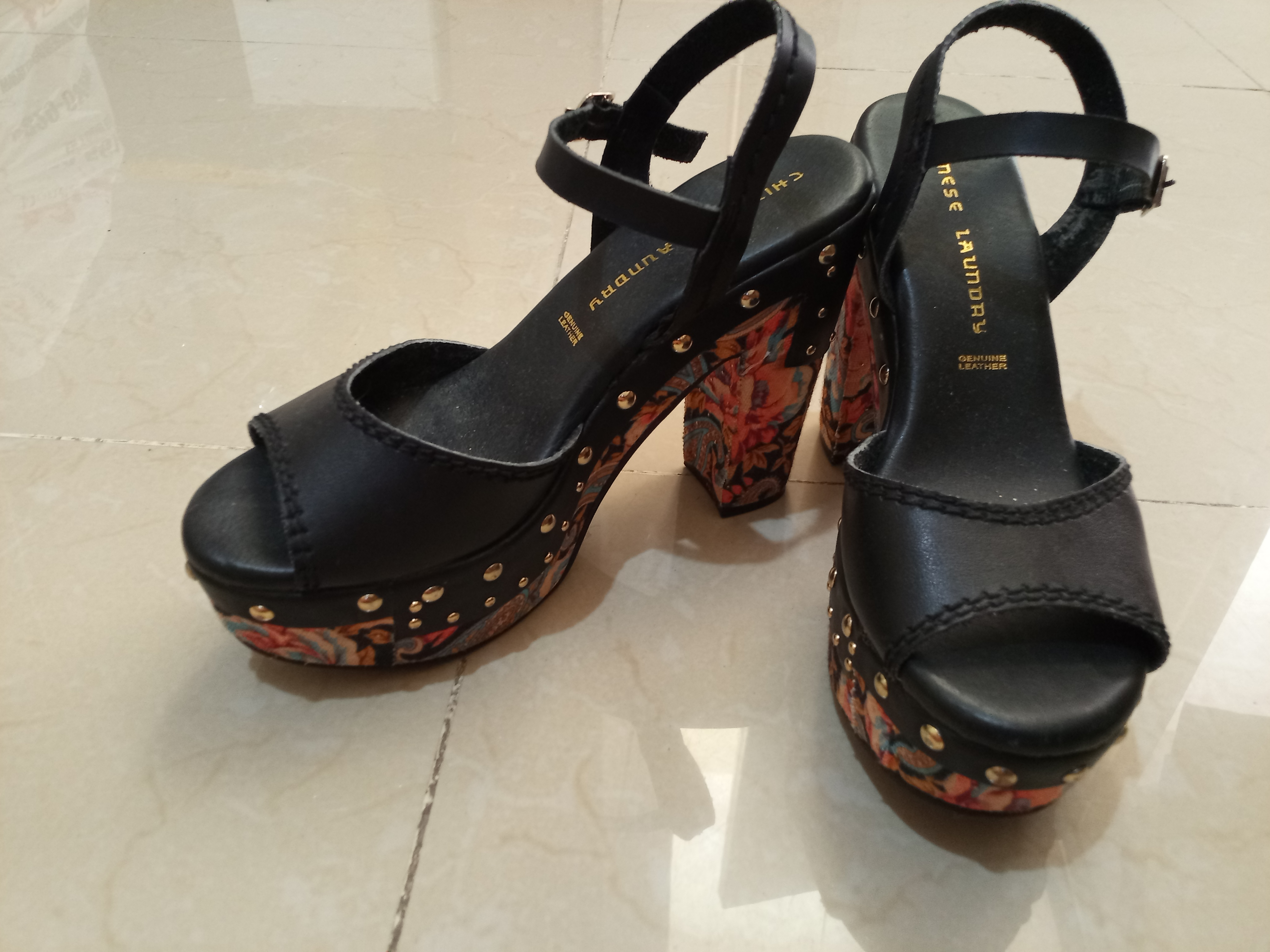 zapatos para mujer - Bella zapatilla de plataforma Negra con tacón multicolor, cómoda y elegante. 4