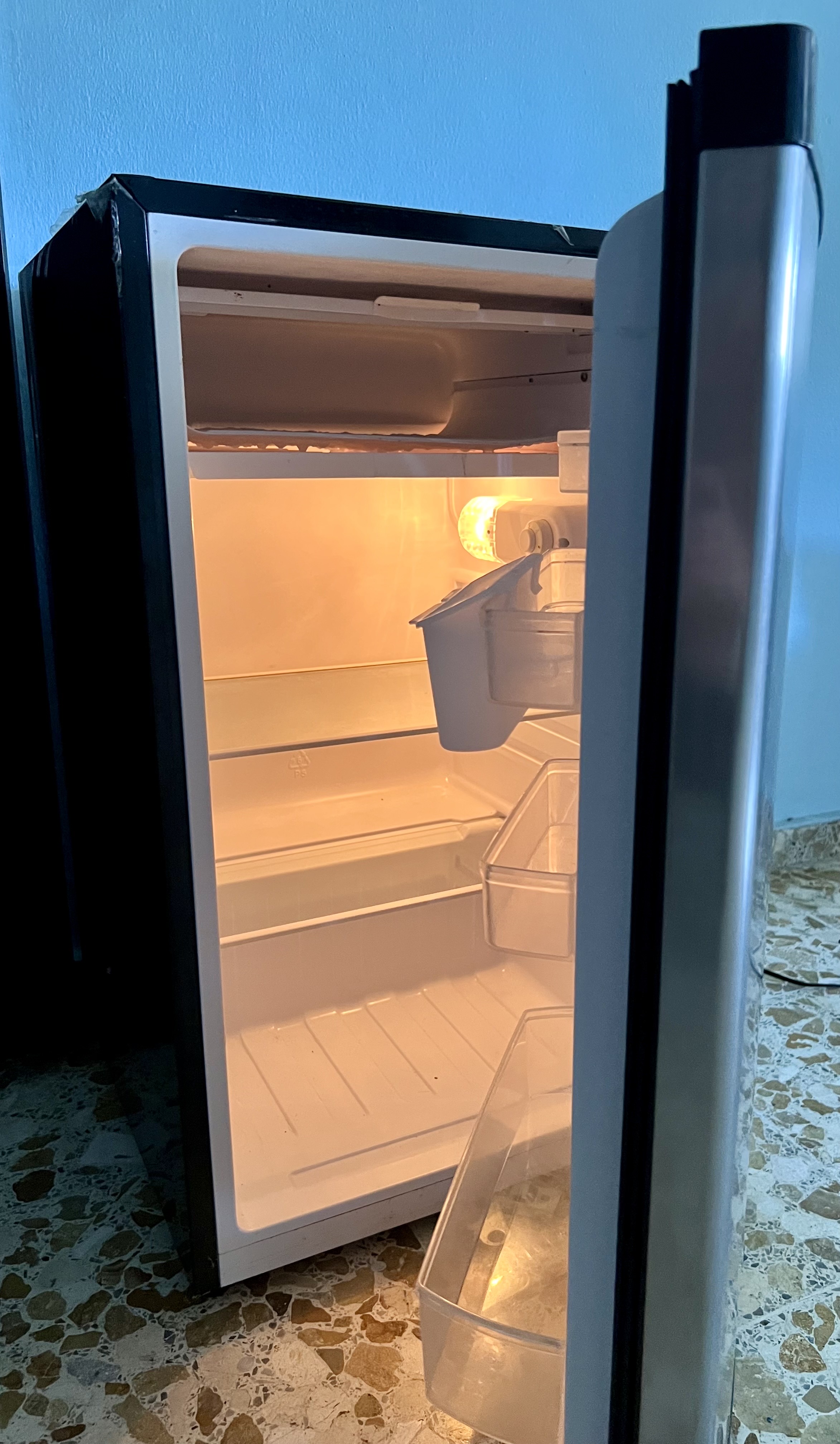 electrodomesticos - Nevera Ejecutiva 3.2 Pies Cúbicos Frigidaire 1
