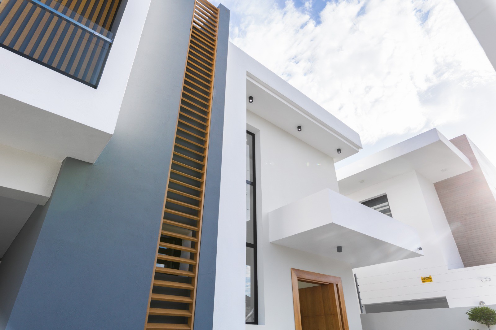 casas - Moderna Vivienda en Residencial Cerrado, Ave. 27 de Febrero 2