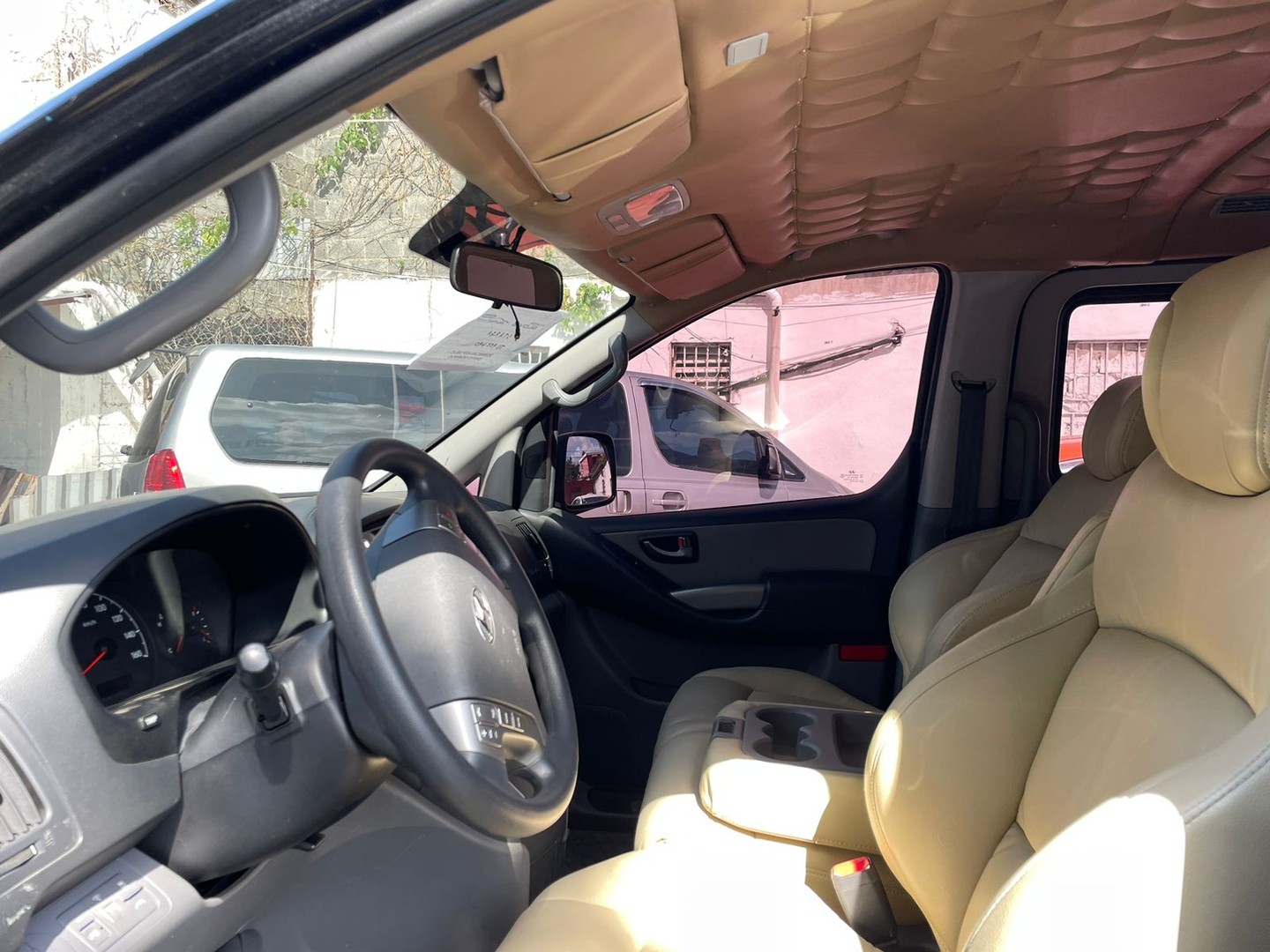 jeepetas y camionetas - HYUNDAI GRAND STAREX 2017 NEGRA 5