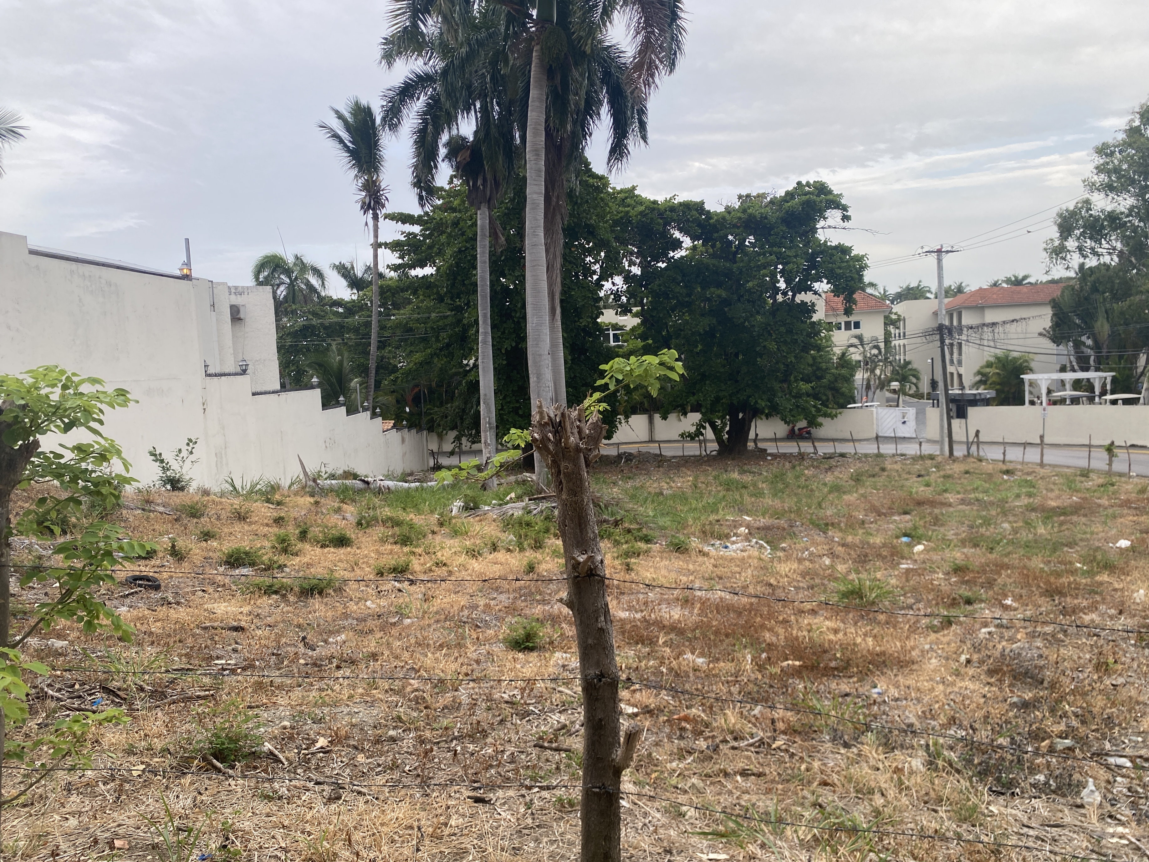 solares y terrenos - solar próximo a la playa en cofresi Pto plata  1
