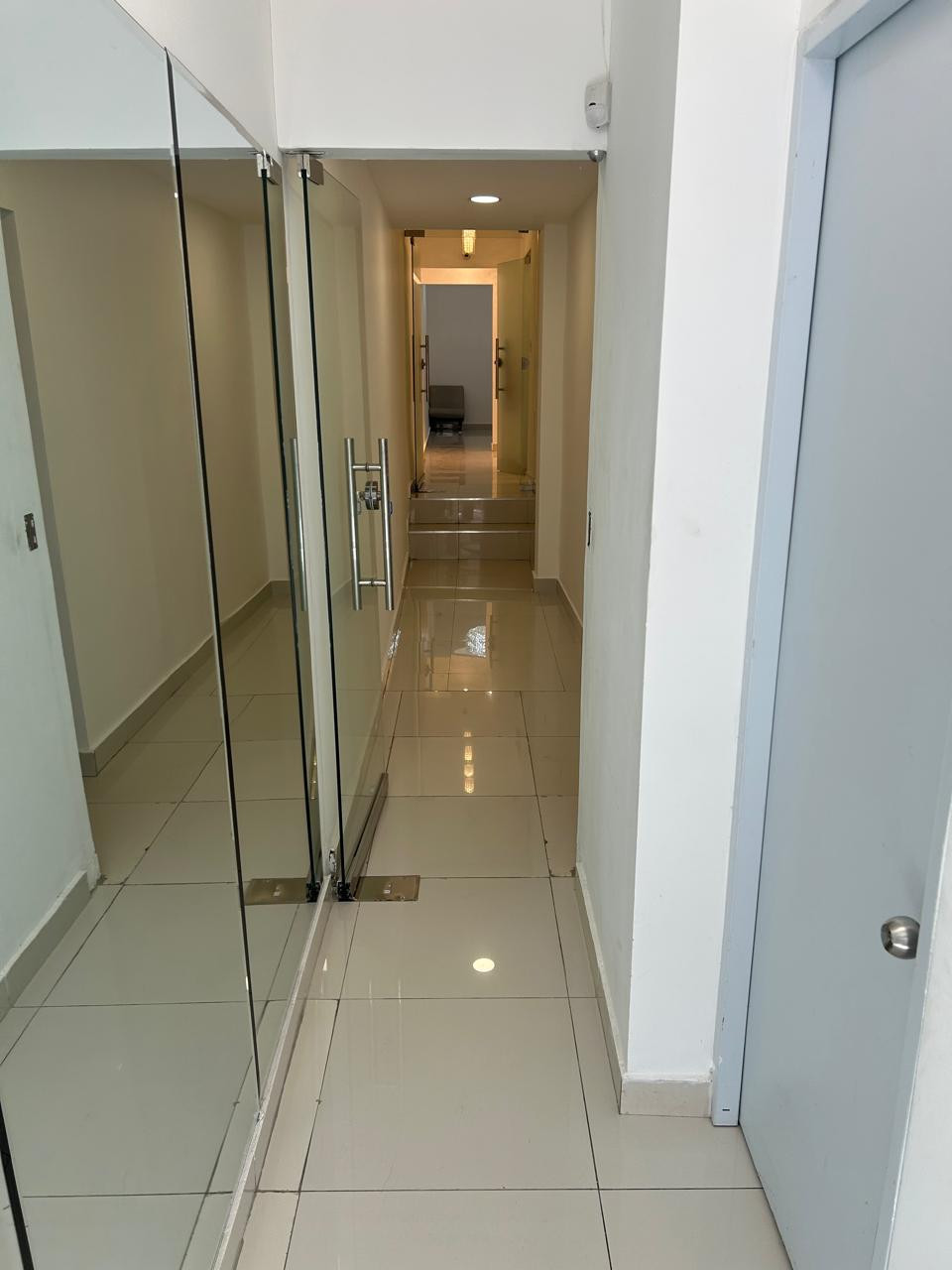 oficinas y locales comerciales - EXCLUSIVO LOCAL COMERCIAL EN PRESTIGIOSA ZONA DE N 5