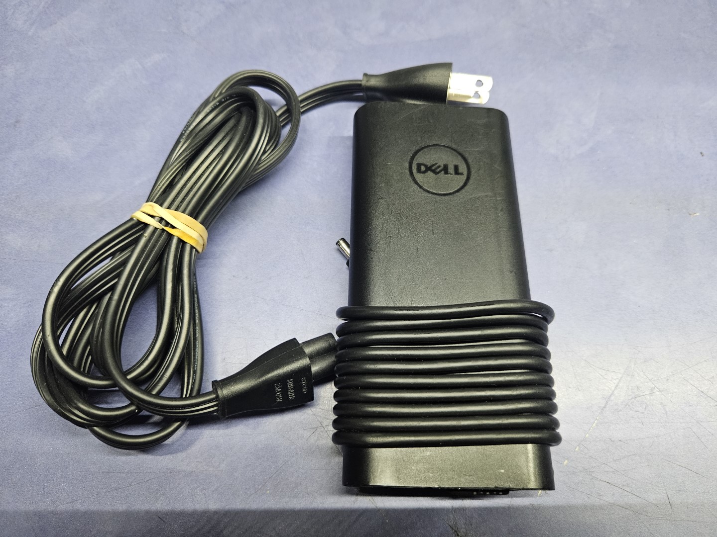 computadoras y laptops - Cargador Dell plug fino y ancho 130W original 1