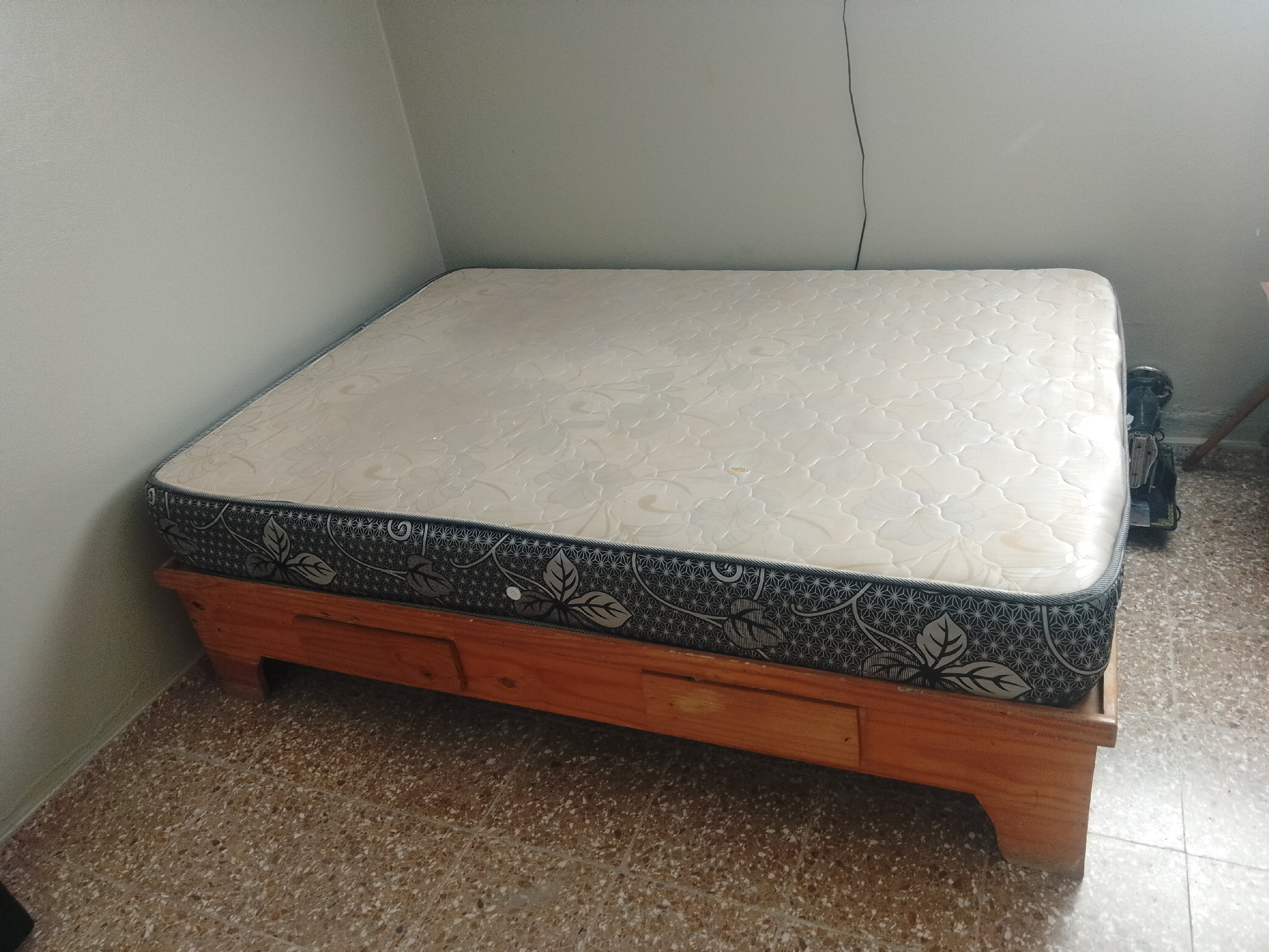 muebles y colchones - dos colchones uno es Pilot topic post ortopedico el otro normal  0