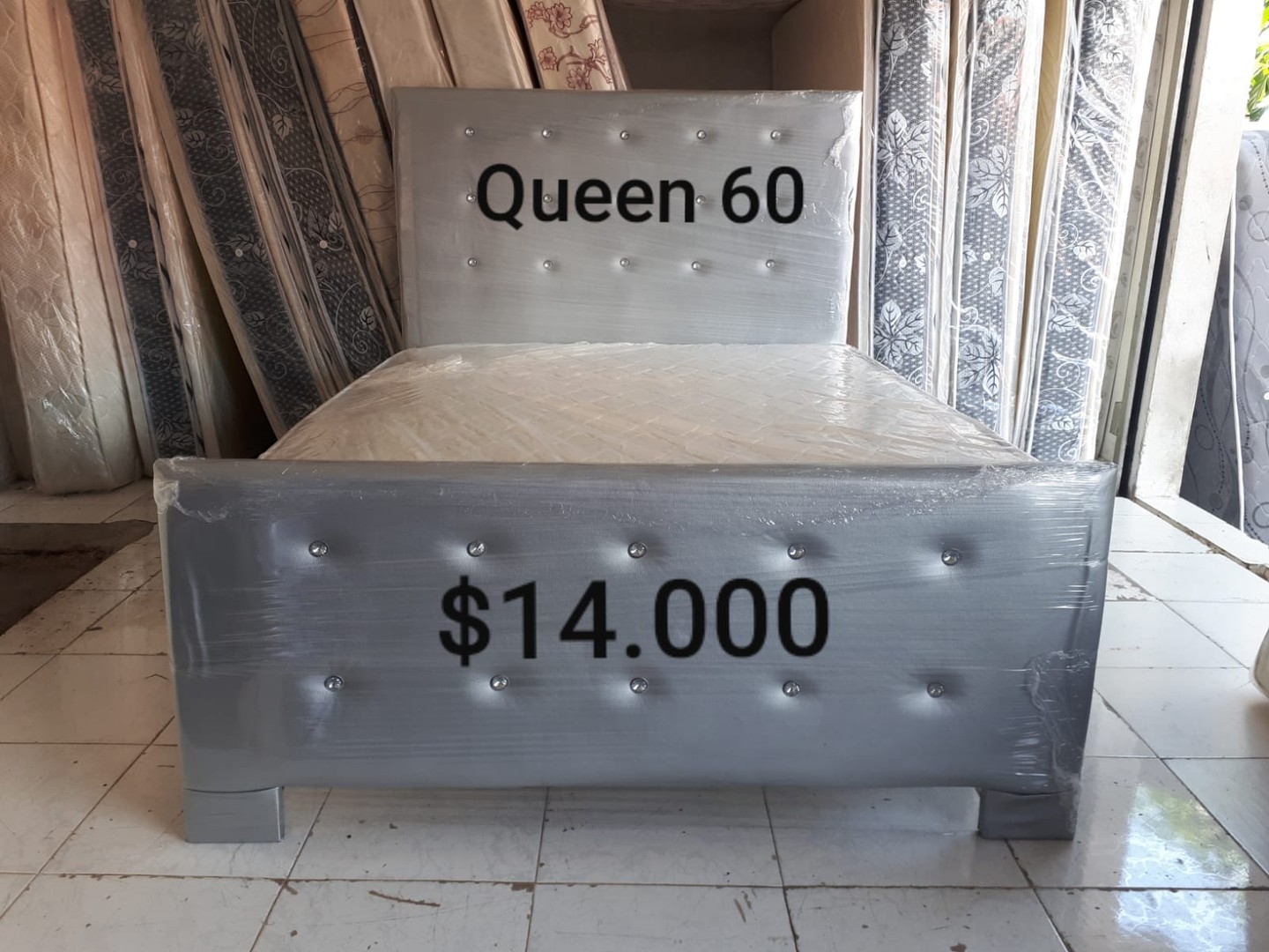muebles y colchones - Cama Tapizada con Colchón Gris y Blanca  0
