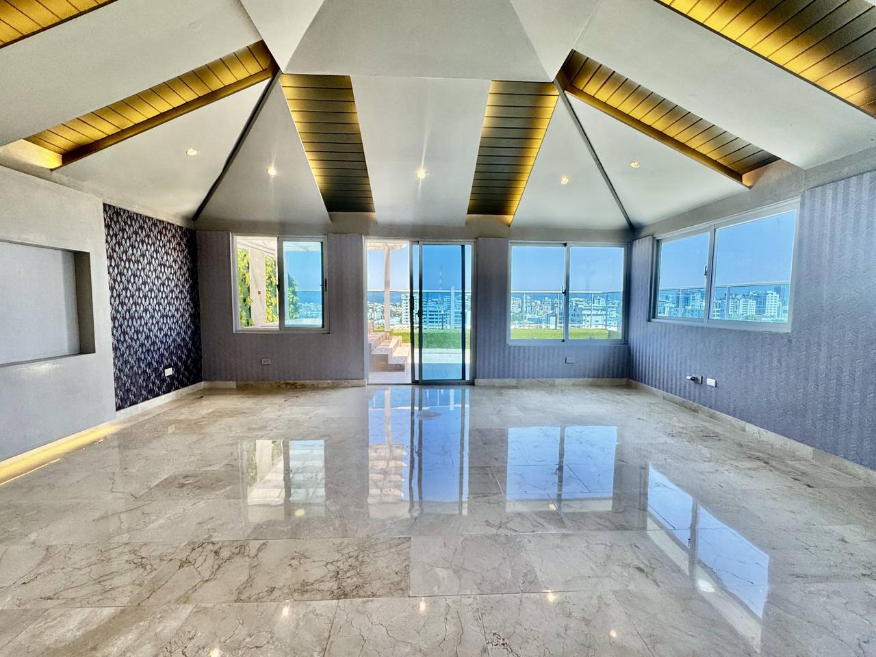 apartamentos - Vendo hermoso y moderno penthouse remodelado 5 hab 9