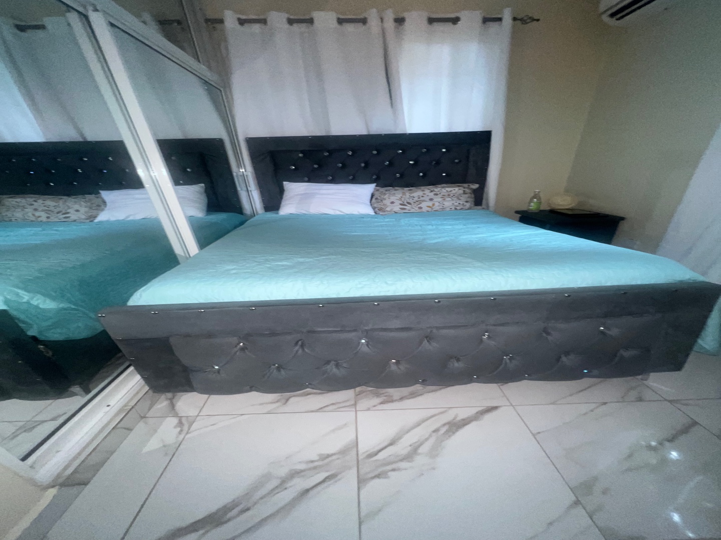 muebles y colchones - Cama Queen como nueva, gavetero y dos mesitas de noche 
 2