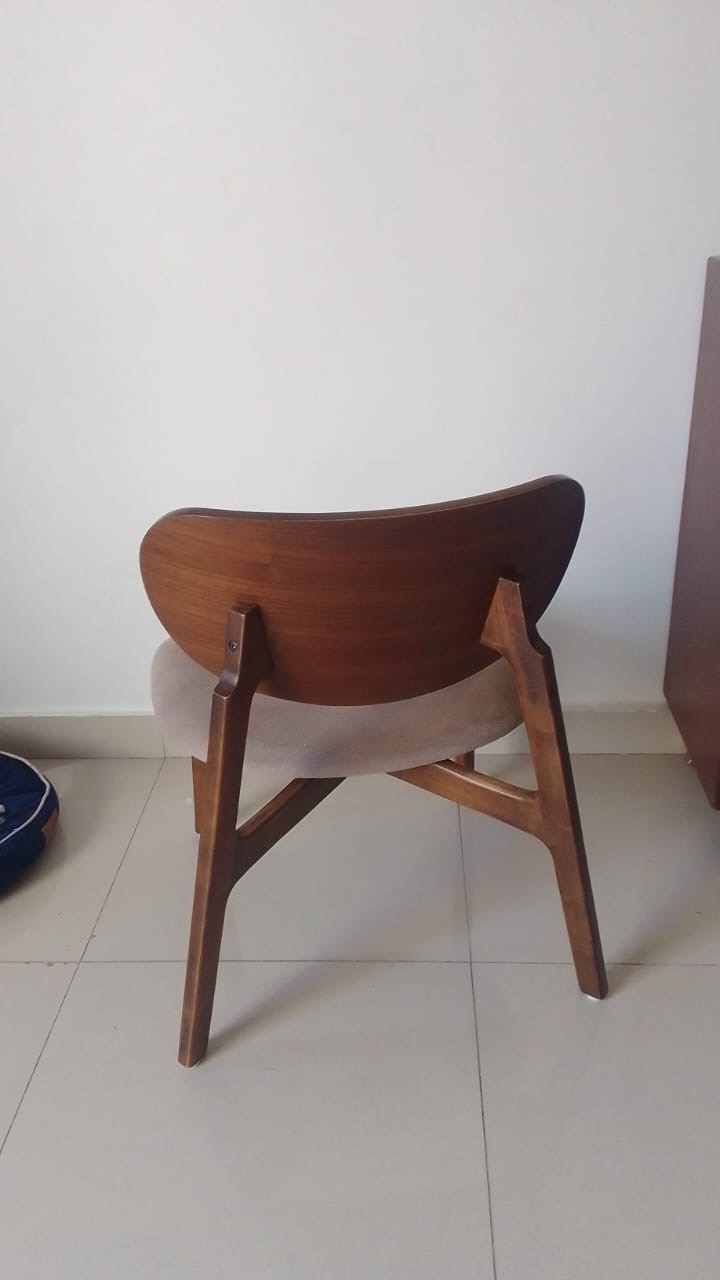 muebles y colchones - 2 sillas de maderas modernas compradas en Ilumel en excelente estado
