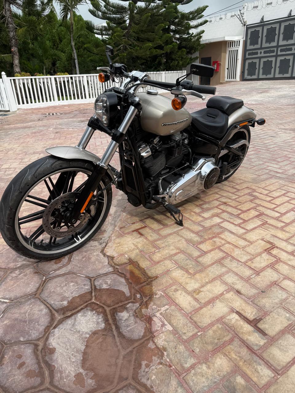motores y pasolas - Harley Davidson Breakout 2018 1